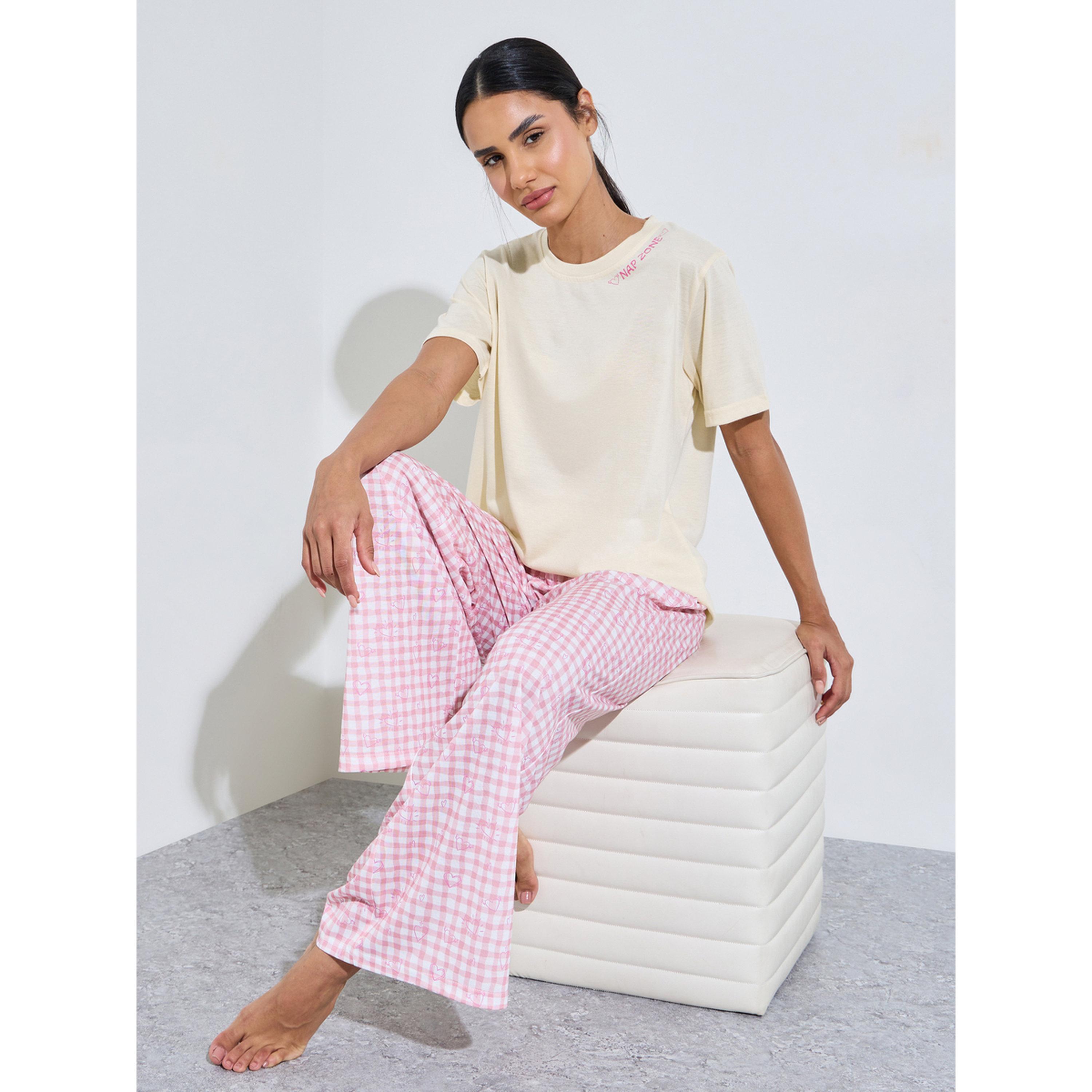 طقم بيجاما من بنطال بطبعة مربعات وتيشيرت بطبعة كتابة-women-clothing-nightwear-pyjamas-longsets-image-4
