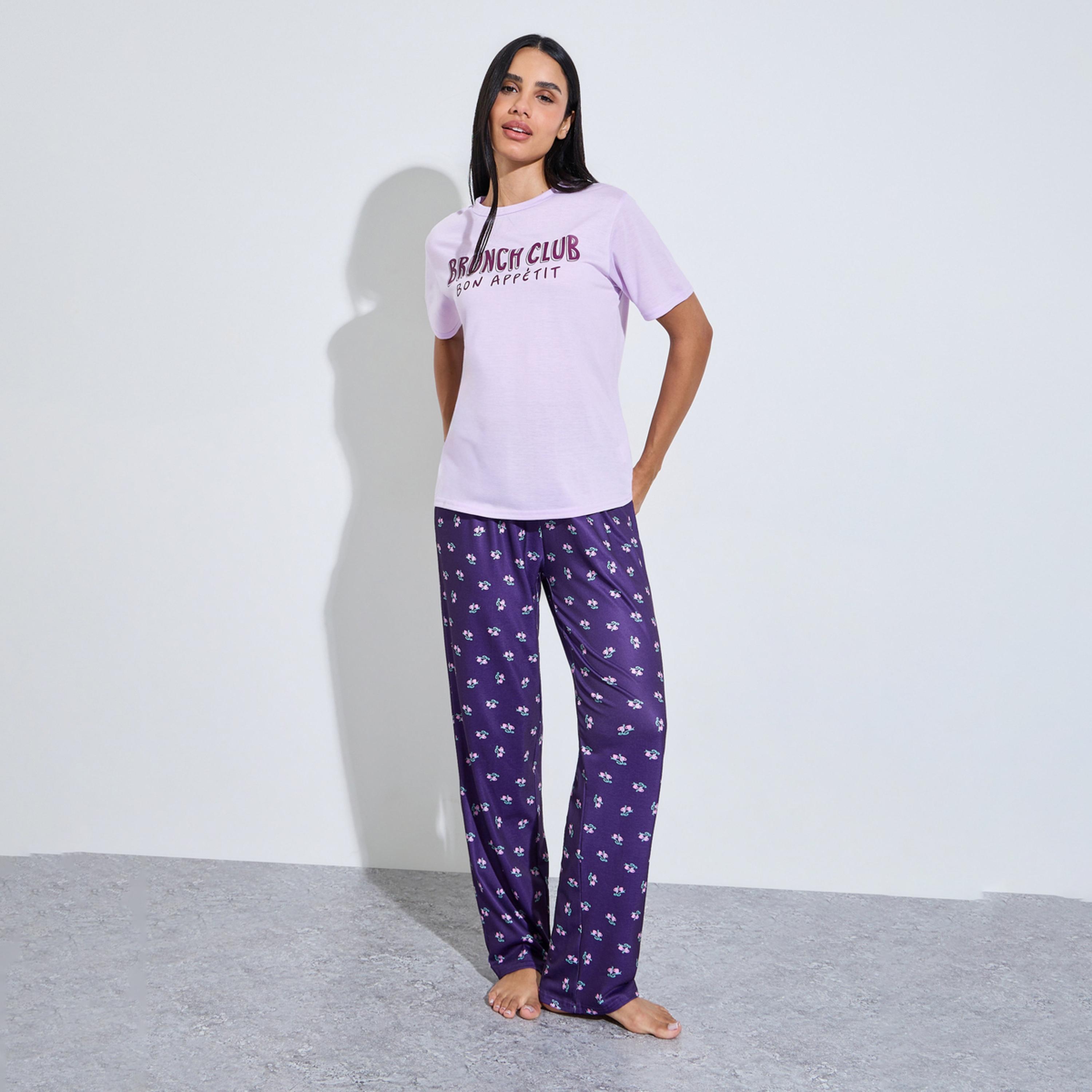 طقم بيجاما من بنطال بنمط طبعة أزهار كاملة وتيشيرت بطبعة شعار متعدد الألوان-women-clothing-nightwear-pyjamas-longsets-image-1