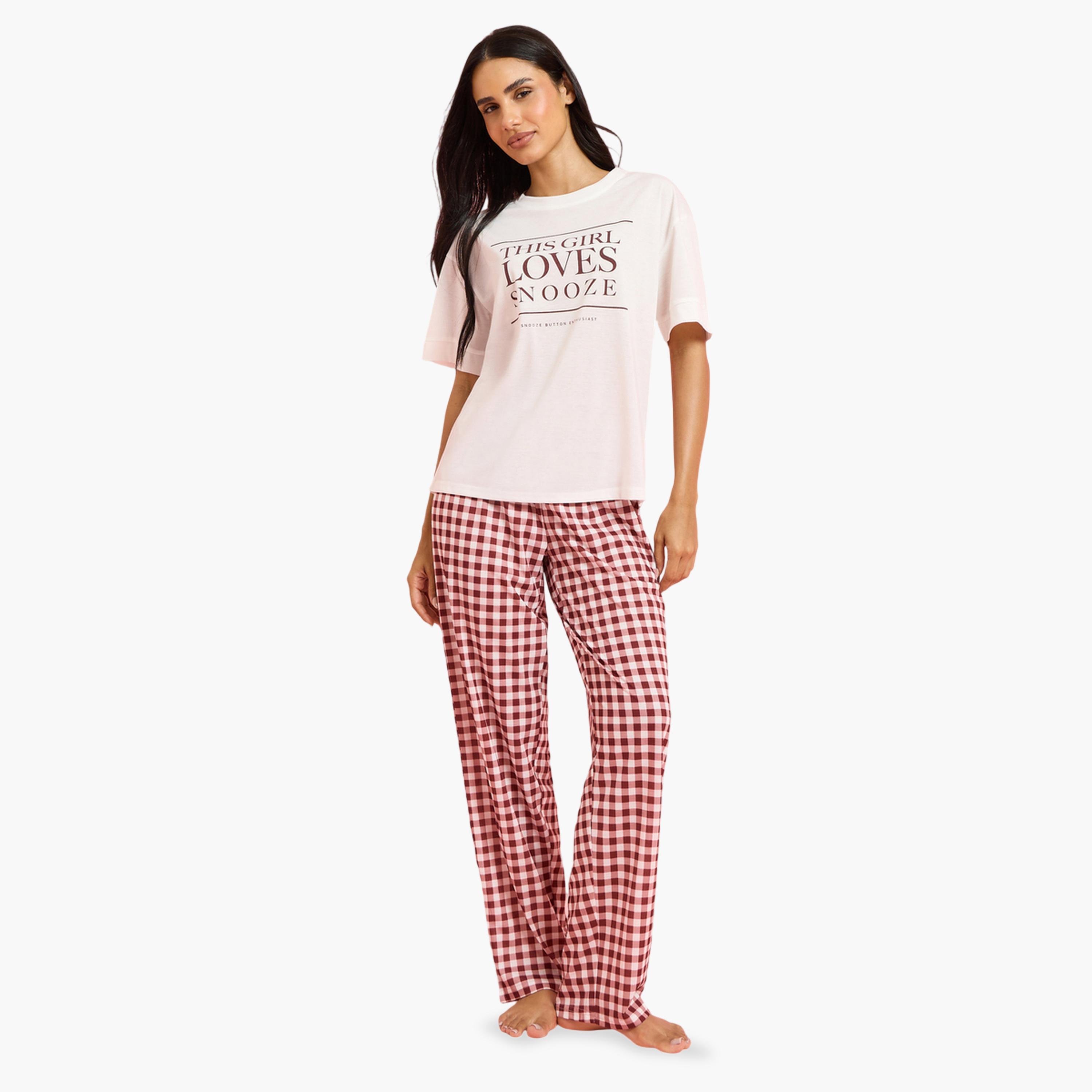 طقم بيجاما من بنطال بنمط مربعات بقصة مستقيمة وتيشيرت بطبعة شعار متعدد الألوان-women-clothing-nightwear-pyjamas-longsets-image-1