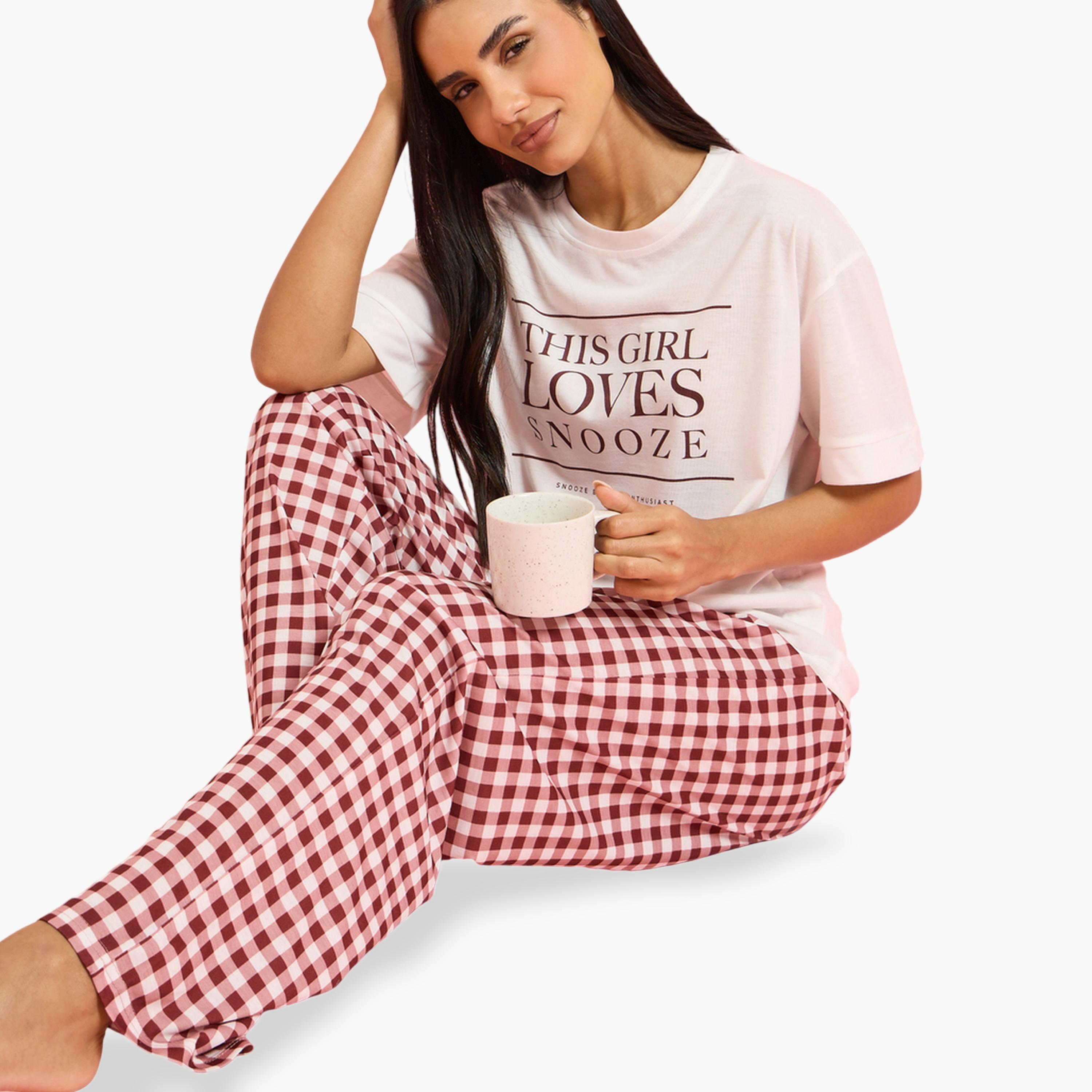 طقم بيجاما من بنطال بنمط مربعات بقصة مستقيمة وتيشيرت بطبعة شعار متعدد الألوان-women-clothing-nightwear-pyjamas-longsets-image-2
