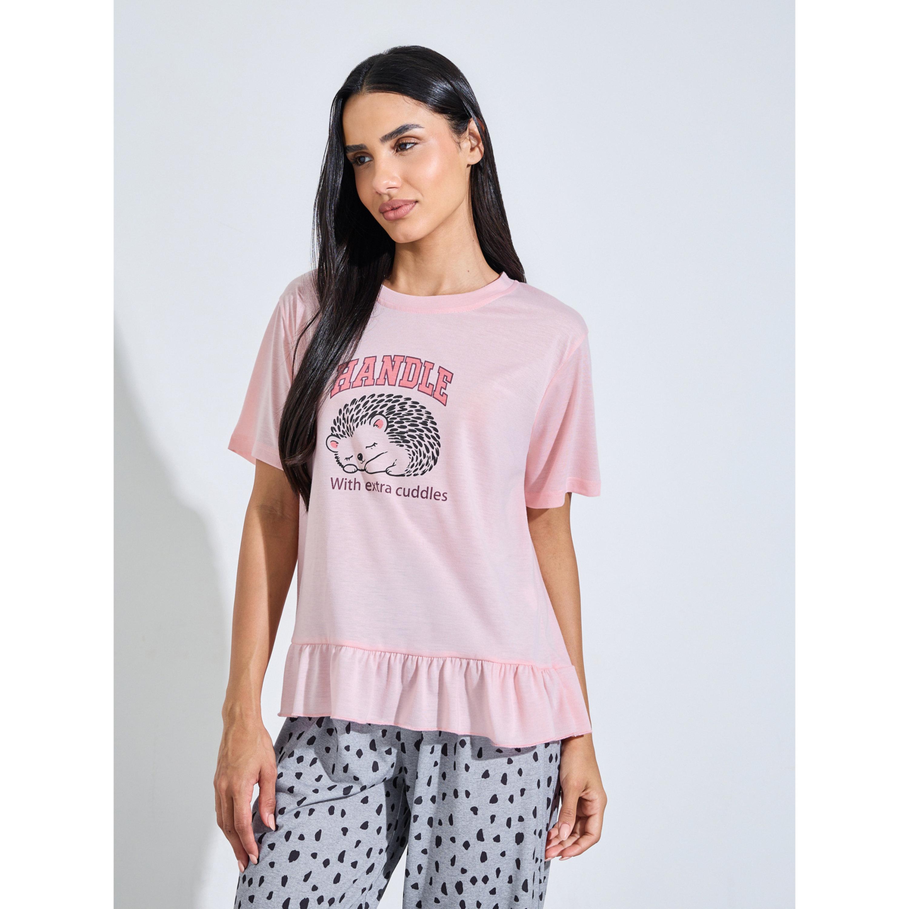 طقم بيجاما من بنطال بقصة مستقيمة مطبوع وتيشيرت بتفاصيل كشكشة وطبعة جرافيك-women-clothing-nightwear-pyjamas-longsets-image-2