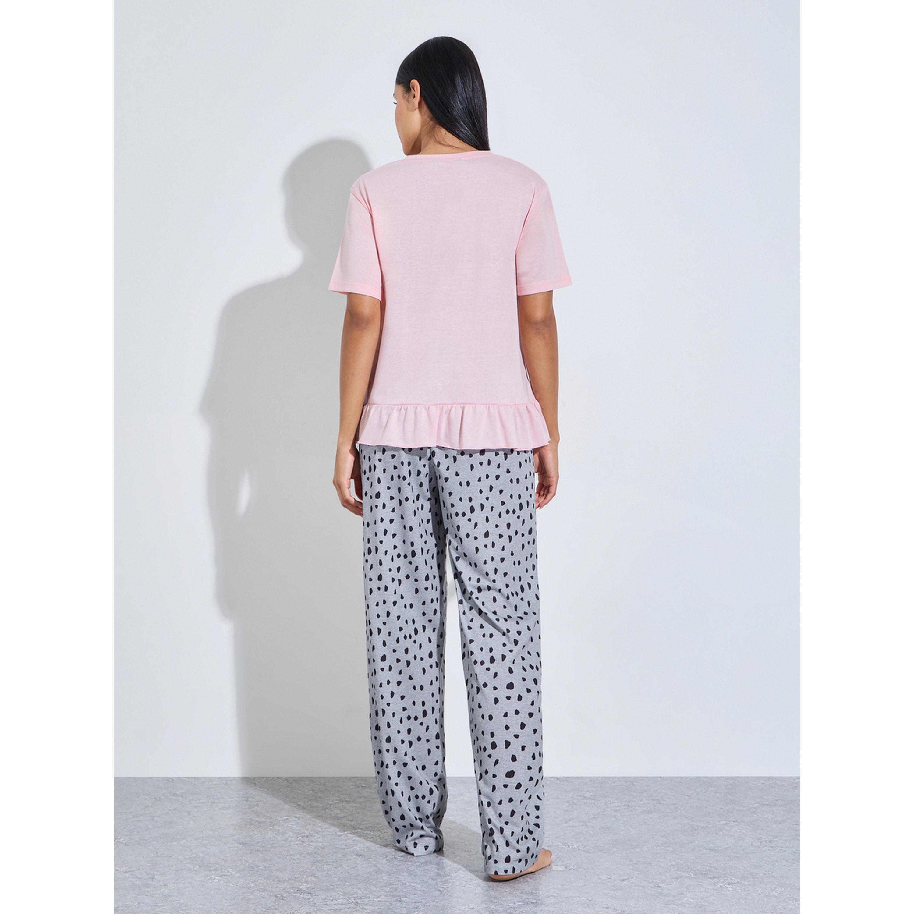 طقم بيجاما من بنطال بقصة مستقيمة مطبوع وتيشيرت بتفاصيل كشكشة وطبعة جرافيك-women-clothing-nightwear-pyjamas-longsets-image-3