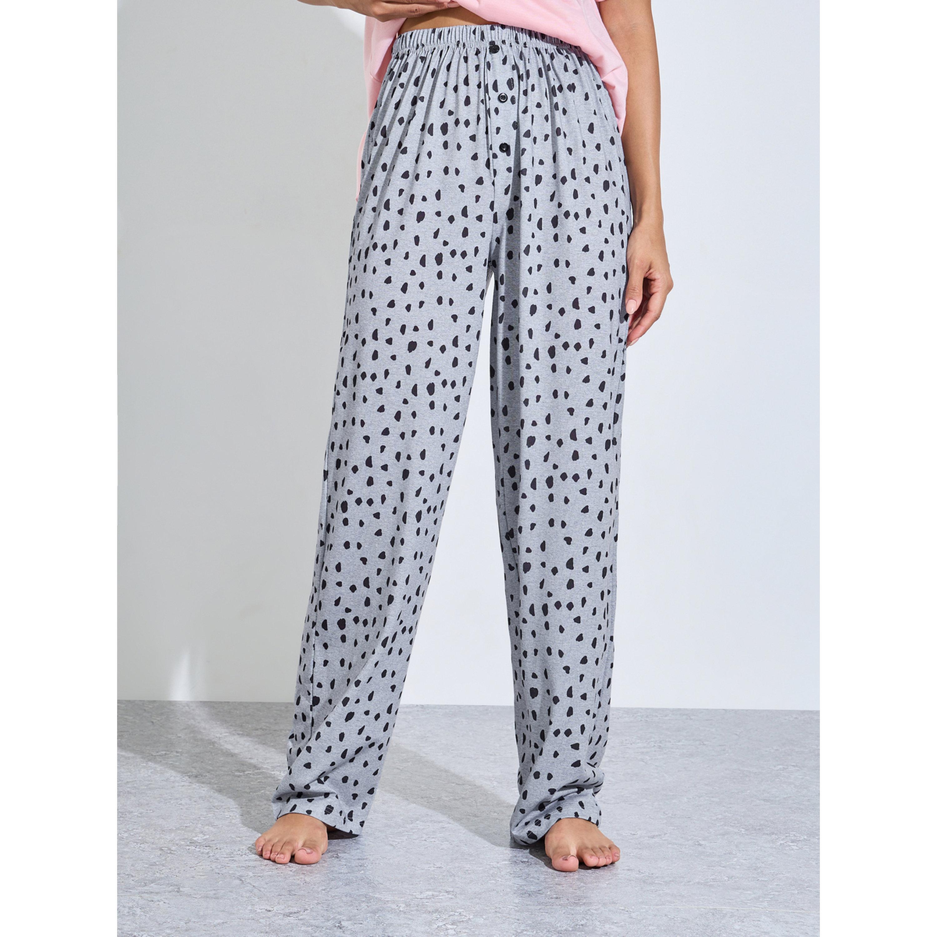 طقم بيجاما من بنطال بقصة مستقيمة مطبوع وتيشيرت بتفاصيل كشكشة وطبعة جرافيك-women-clothing-nightwear-pyjamas-longsets-image-4