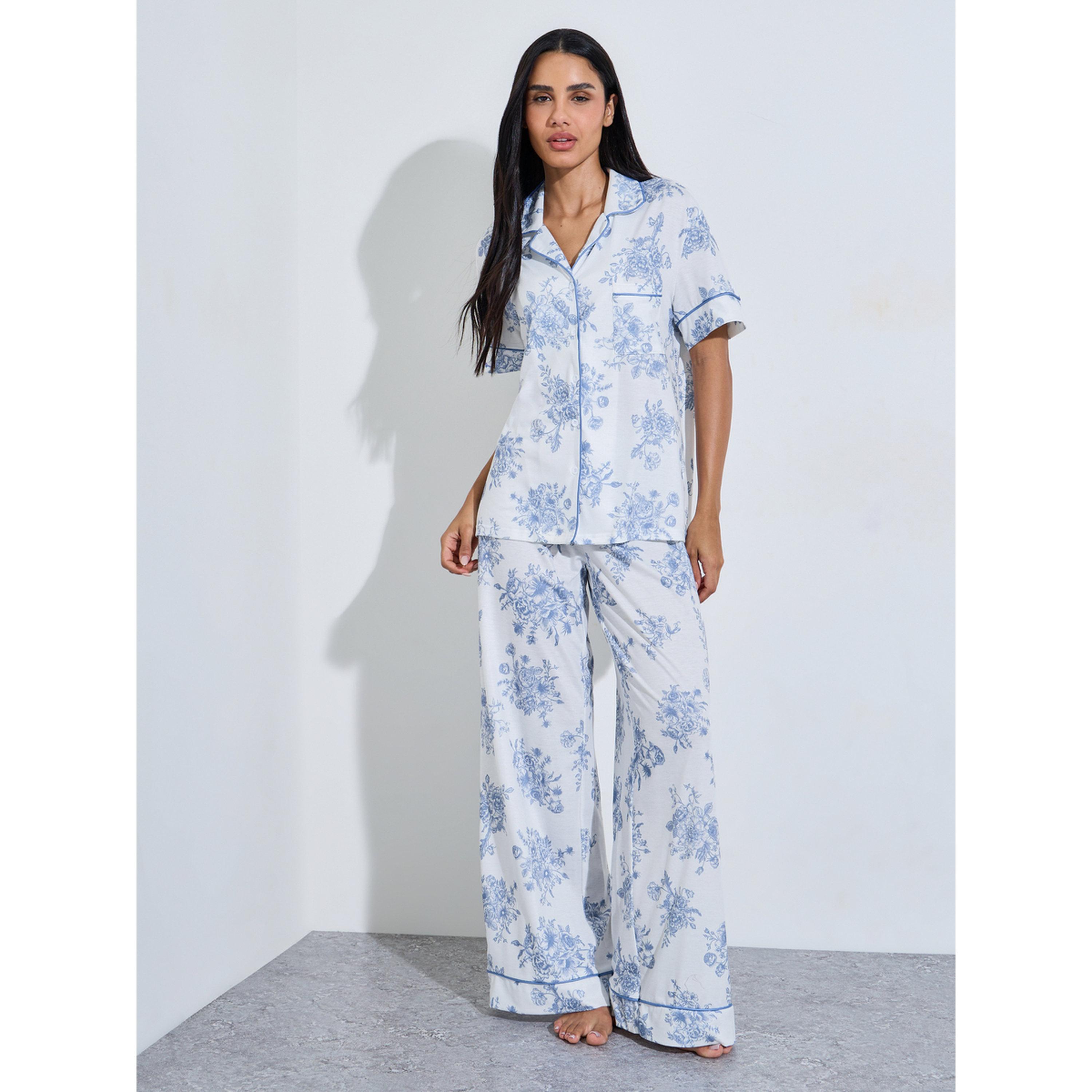 طقم بيجاما من بنطال بأرجل واسعة وبلوزة بأكمام قصيرة وطبعة أزهار متعدد الألوان-women-clothing-nightwear-pyjamas-longsets-image-1