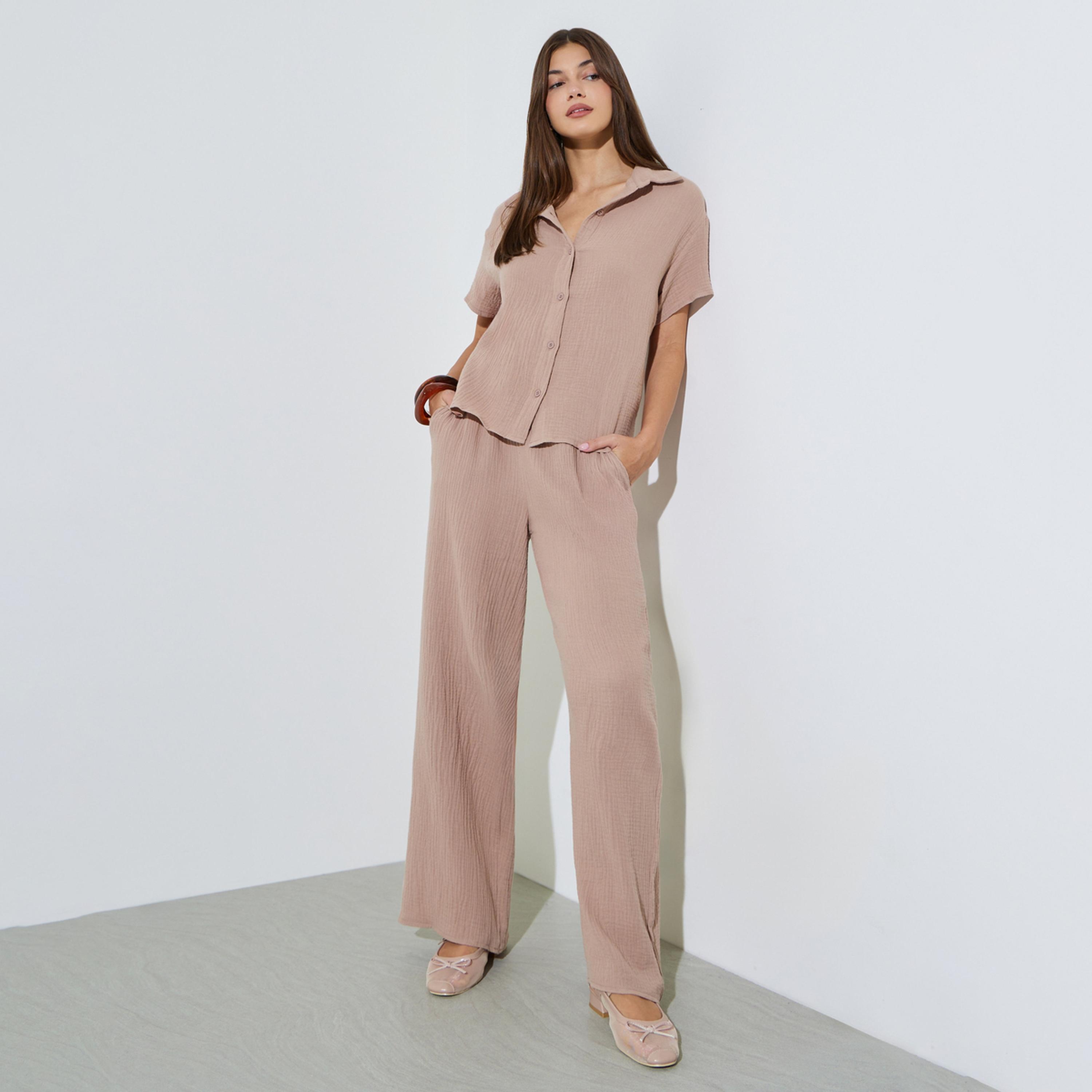 طقم من بنطال بأرجل واسعة وبلوزة بأكمام قصيرة وتفاصيل بارزة الملمس-women-clothing-coordsets-image-1