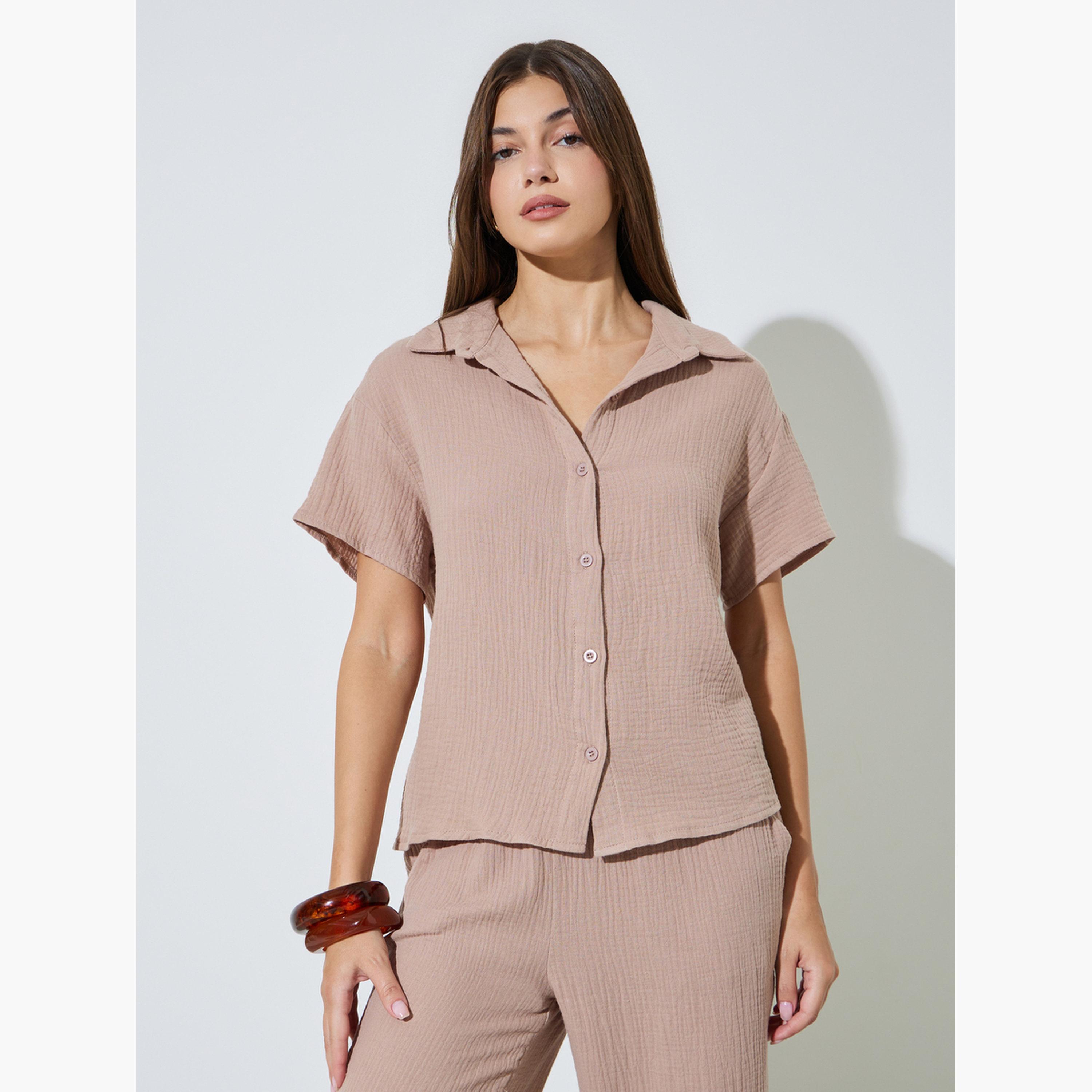 طقم من بنطال بأرجل واسعة وبلوزة بأكمام قصيرة وتفاصيل بارزة الملمس-women-clothing-coordsets-image-2