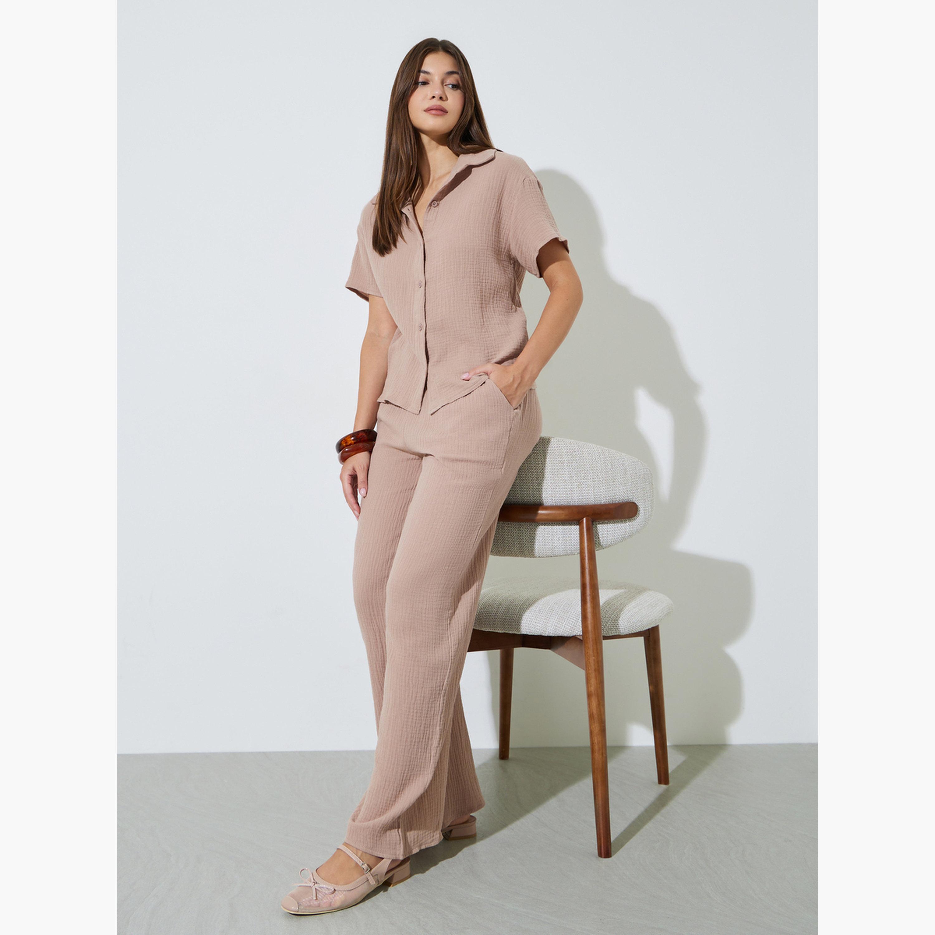 طقم من بنطال بأرجل واسعة وبلوزة بأكمام قصيرة وتفاصيل بارزة الملمس-women-clothing-coordsets-image-3