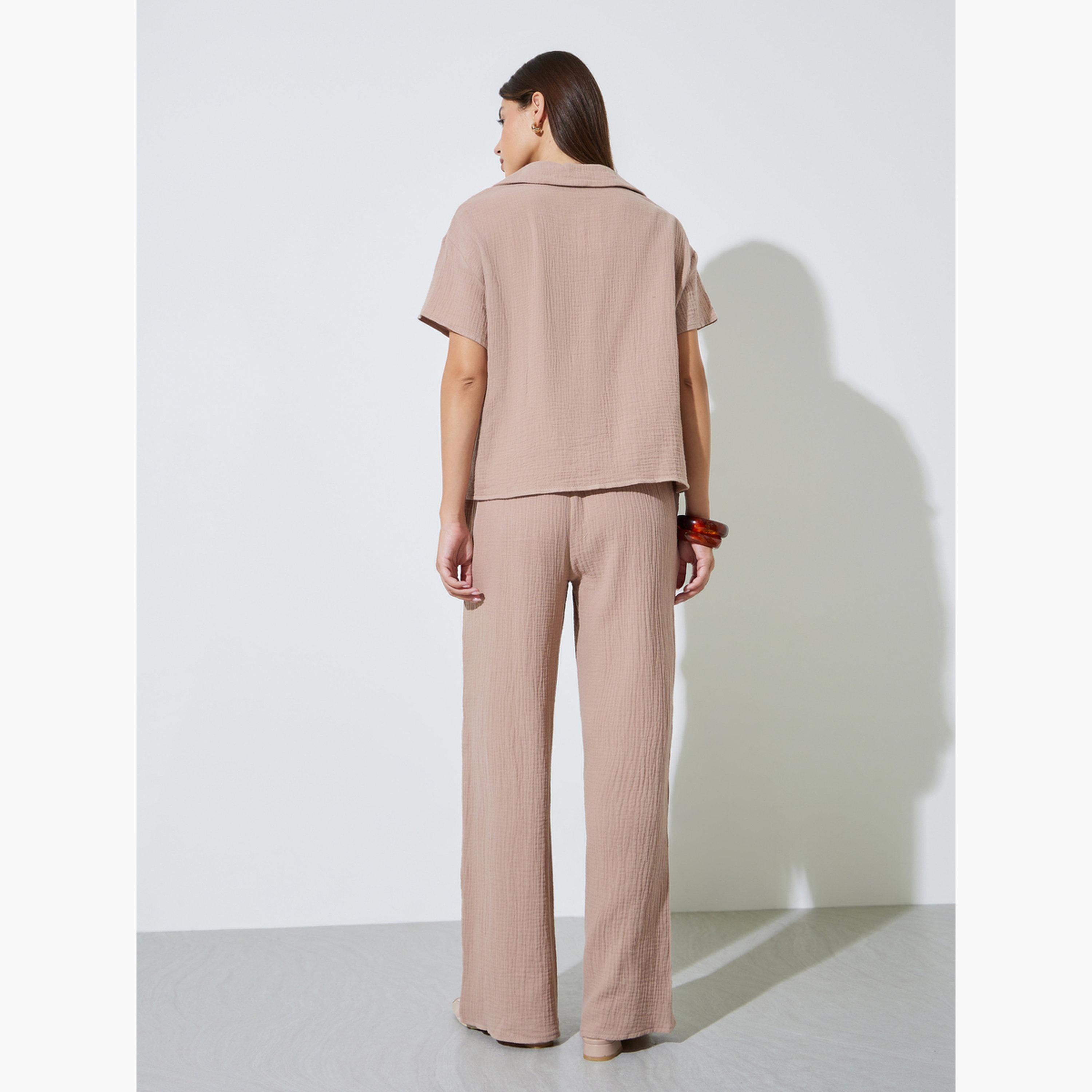 طقم من بنطال بأرجل واسعة وبلوزة بأكمام قصيرة وتفاصيل بارزة الملمس-women-clothing-coordsets-image-4