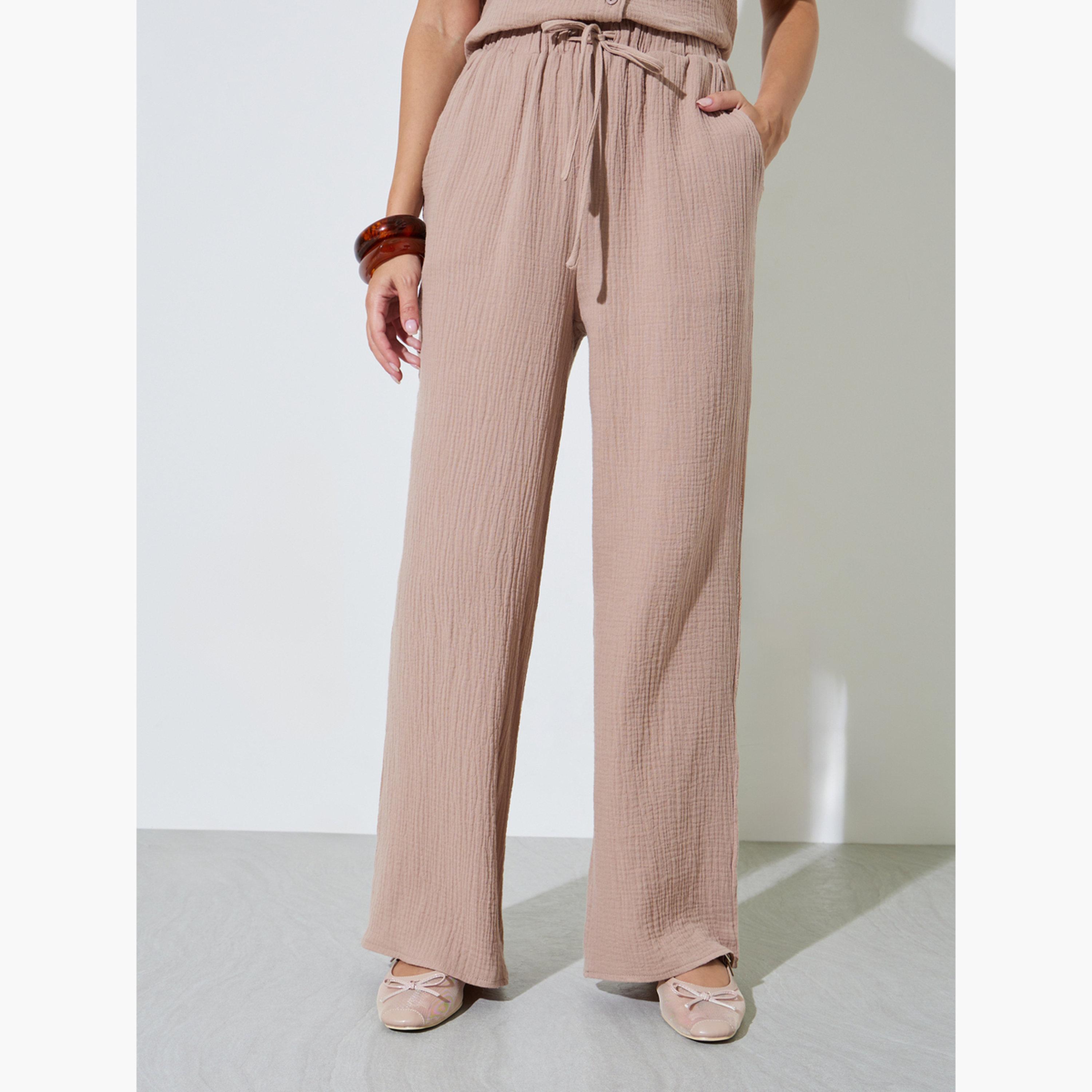 طقم من بنطال بأرجل واسعة وبلوزة بأكمام قصيرة وتفاصيل بارزة الملمس-women-clothing-coordsets-image-5