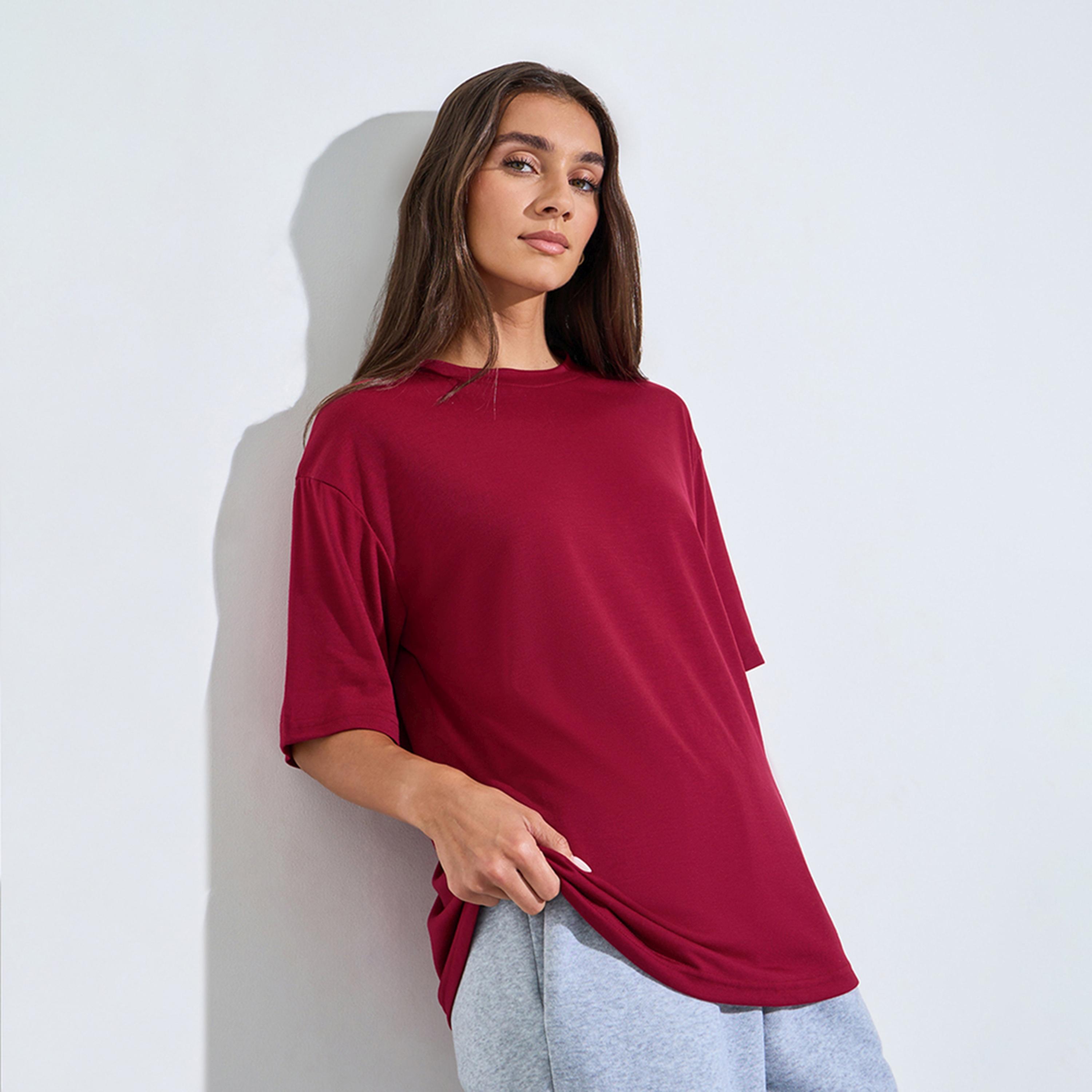 تيشيرت واسع بكتف منسدل وطبعة جرافيك خلفية لون برغندي-women-clothing-tshirts-image-1