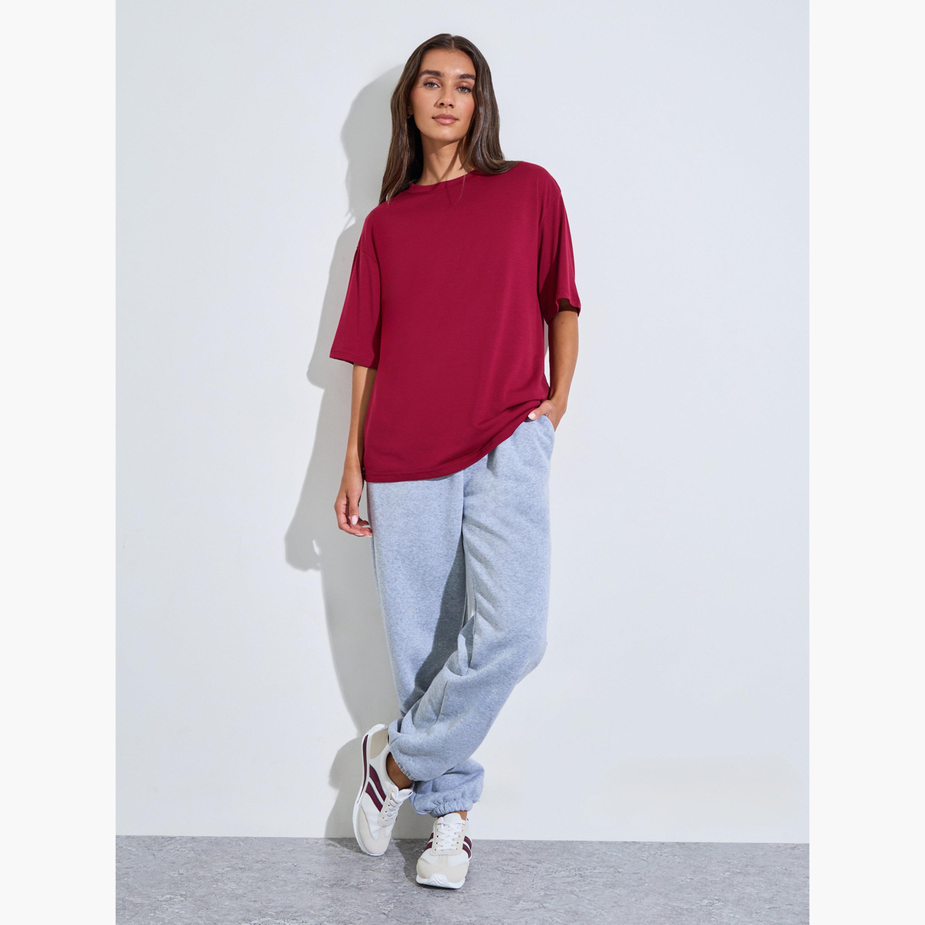 تيشيرت واسع بكتف منسدل وطبعة جرافيك خلفية لون برغندي-women-clothing-tshirts-image-2