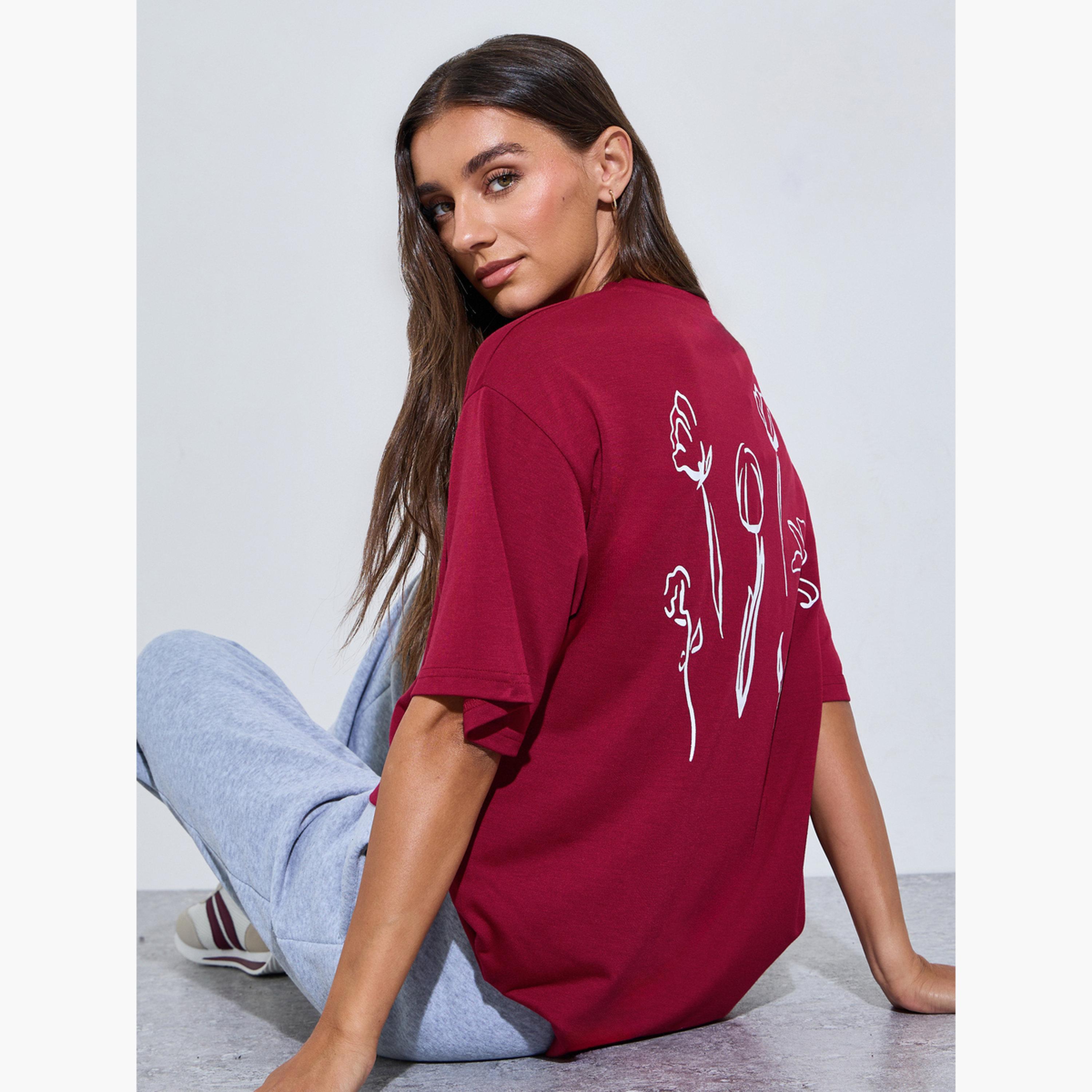 تيشيرت واسع بكتف منسدل وطبعة جرافيك خلفية لون برغندي-women-clothing-tshirts-image-3