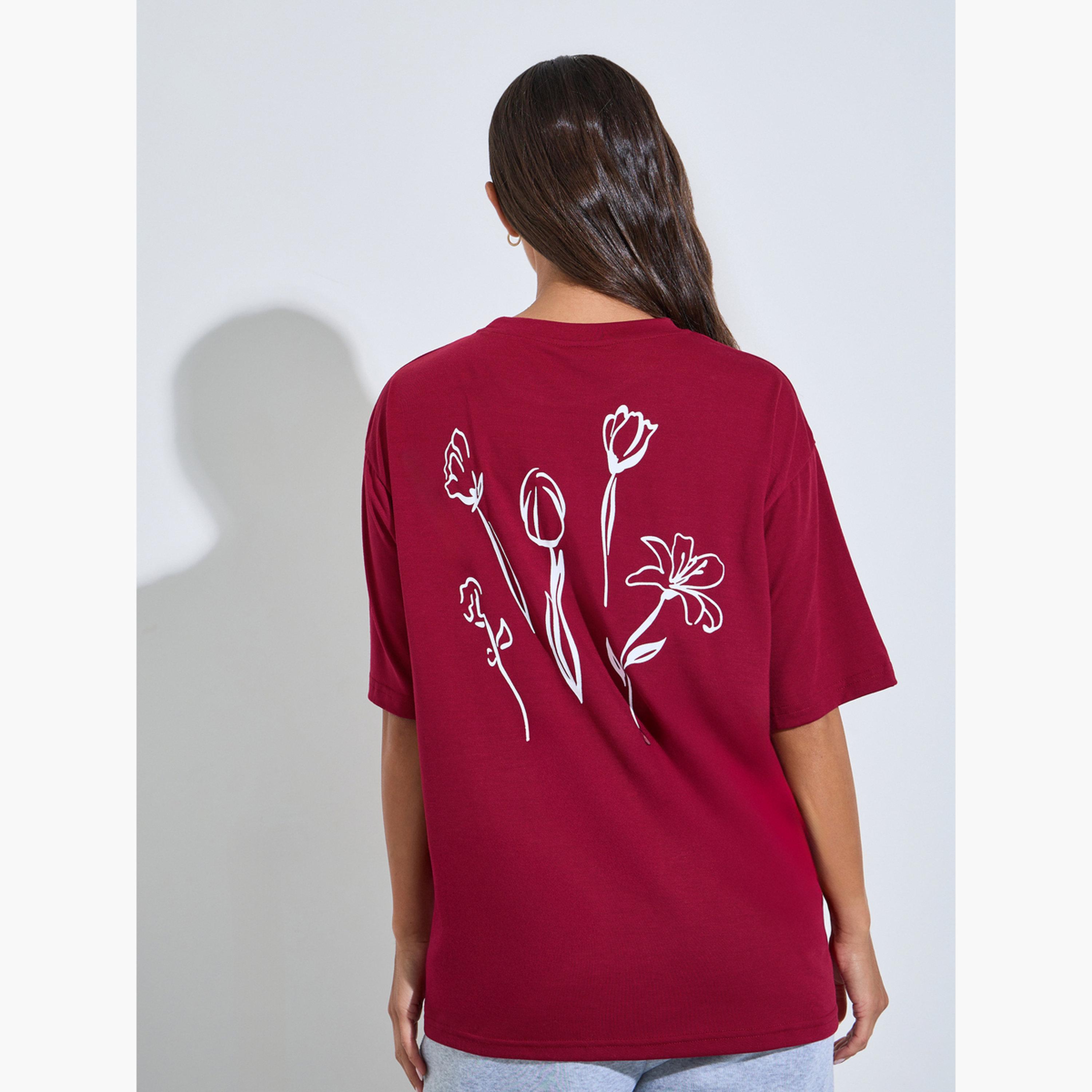 تيشيرت واسع بكتف منسدل وطبعة جرافيك خلفية لون برغندي-women-clothing-tshirts-image-4