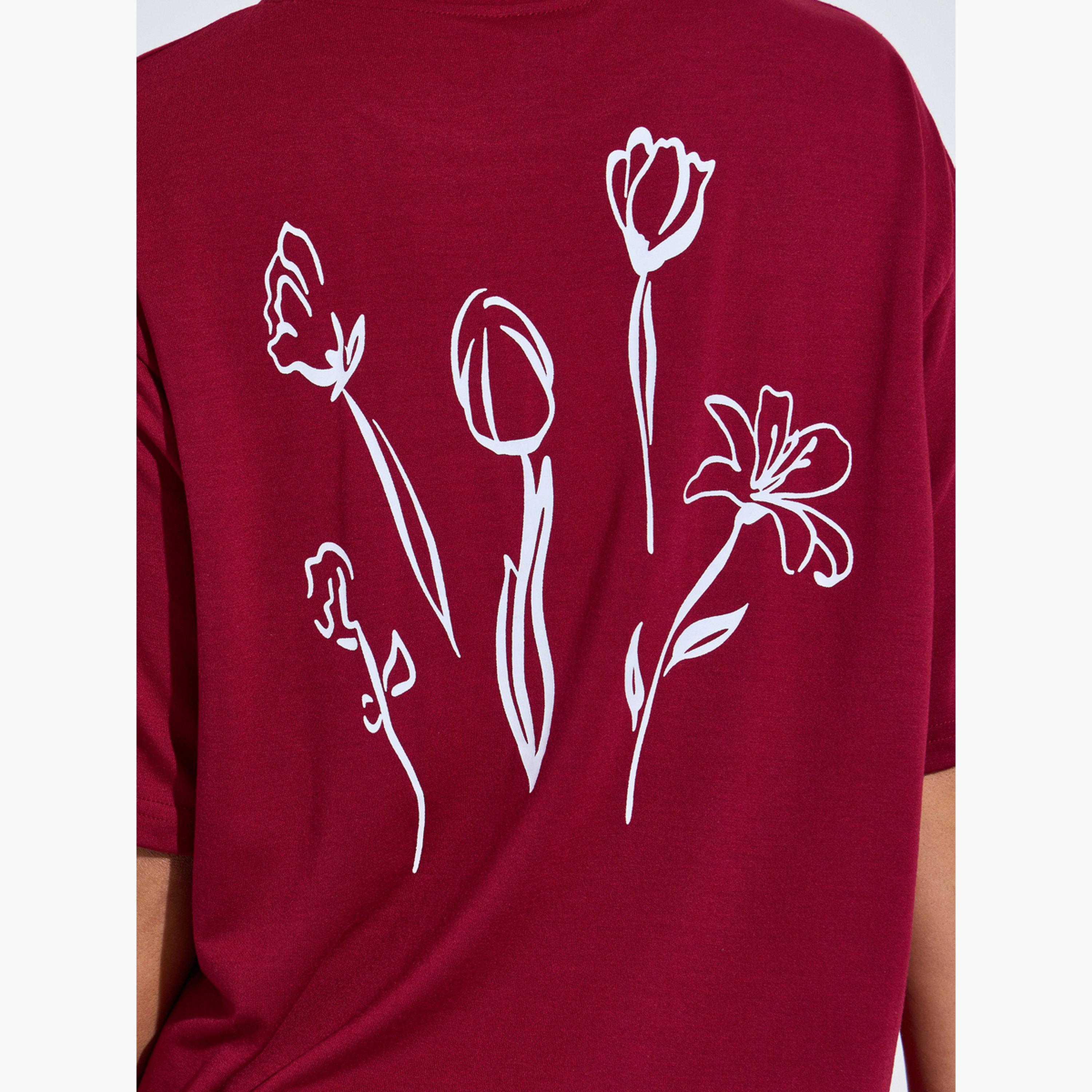 تيشيرت واسع بكتف منسدل وطبعة جرافيك خلفية لون برغندي-women-clothing-tshirts-image-5