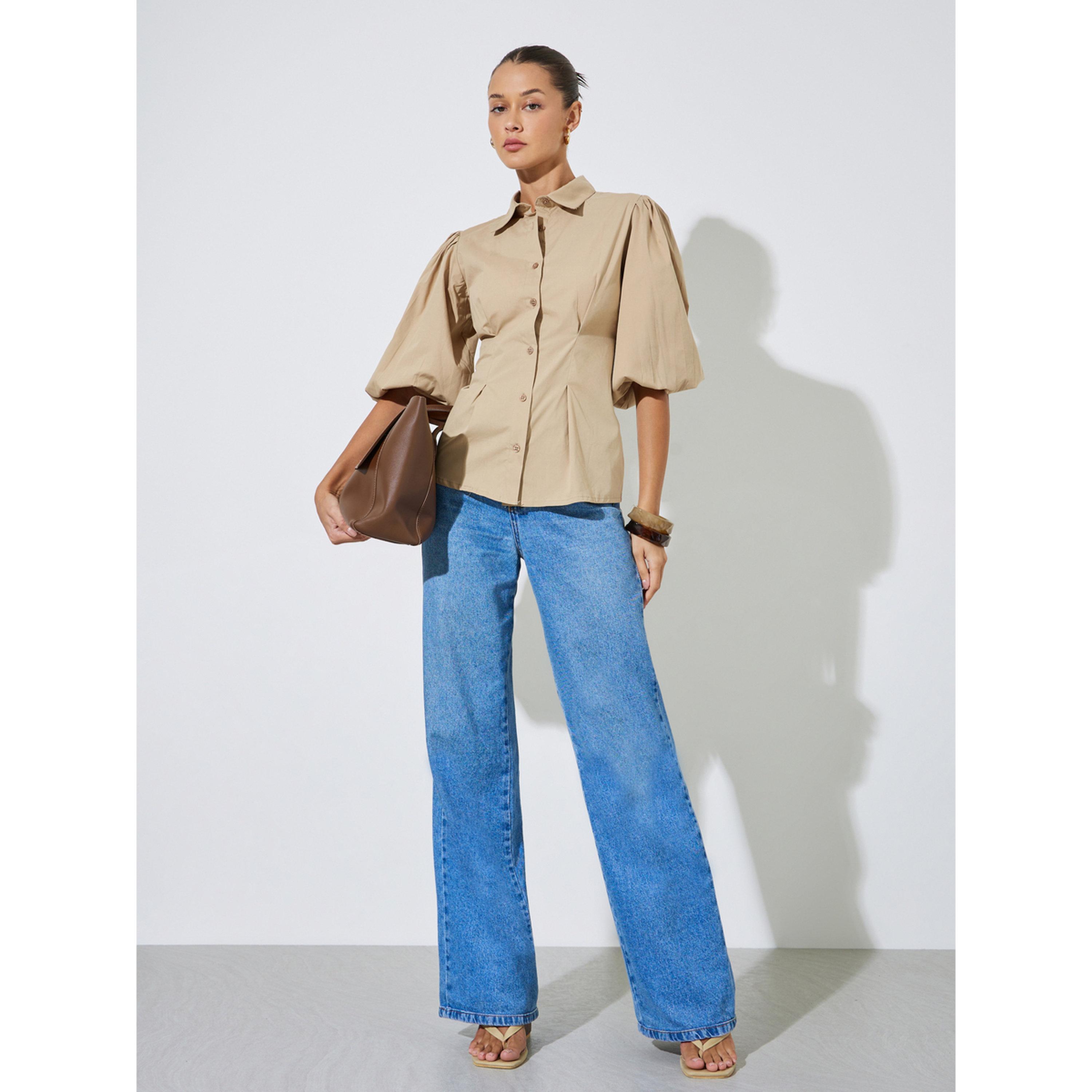 قميص بيبلوم بأكمام منفوخة وتفاصيل زمزمات بيج سادة-women-clothing-shirtsandblouses-shirts-image-2