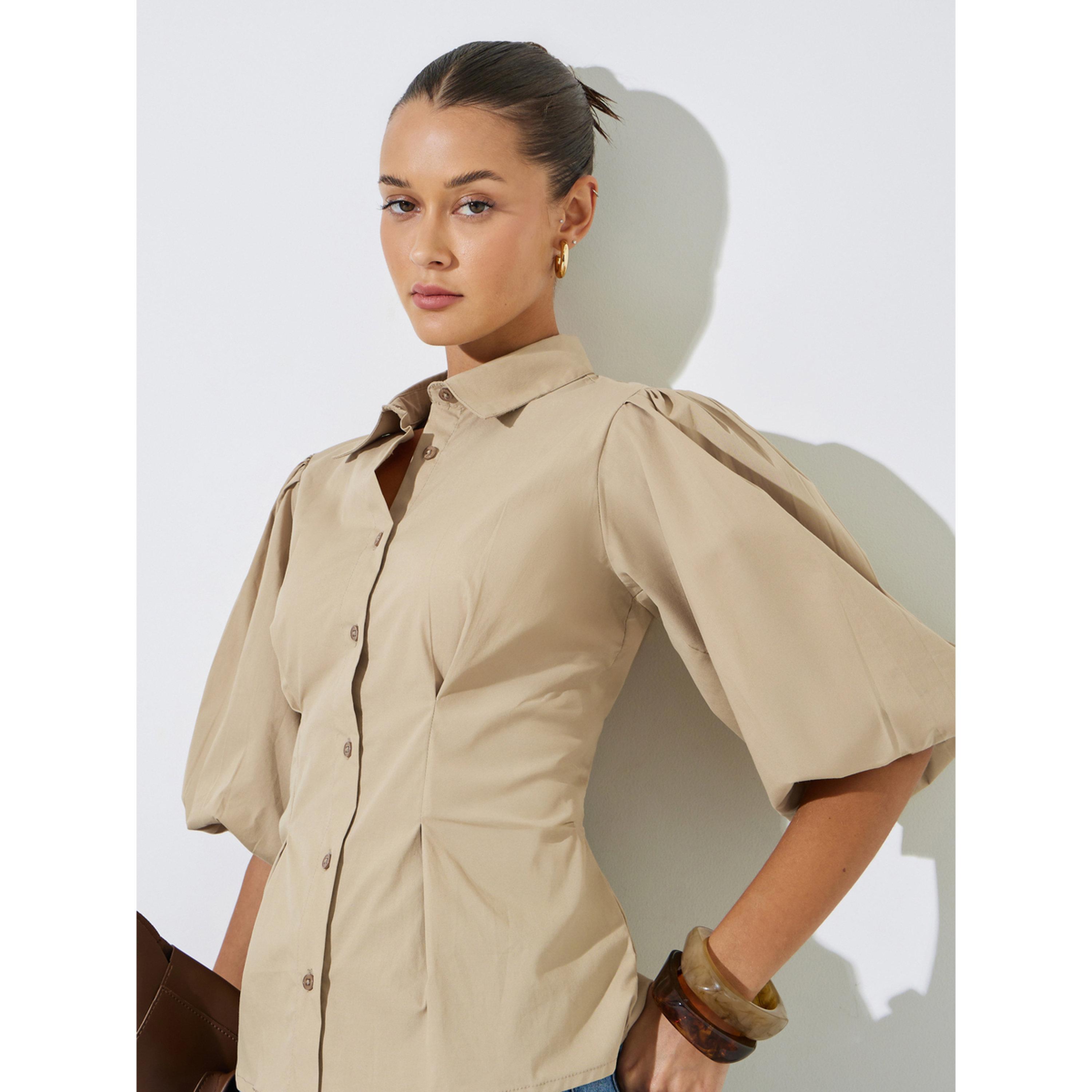 قميص بيبلوم بأكمام منفوخة وتفاصيل زمزمات بيج سادة-women-clothing-shirtsandblouses-shirts-image-3