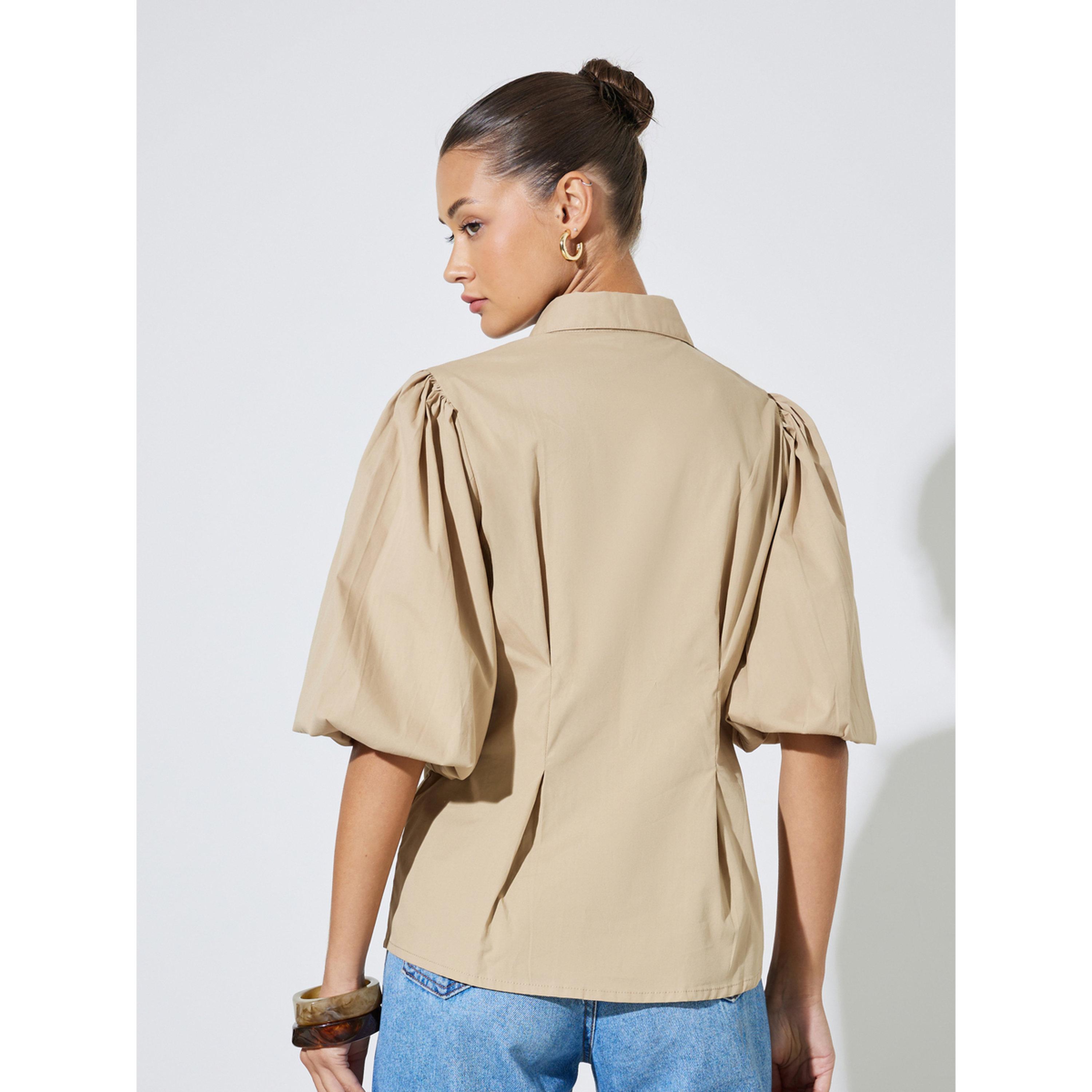 قميص بيبلوم بأكمام منفوخة وتفاصيل زمزمات بيج سادة-women-clothing-shirtsandblouses-shirts-image-4