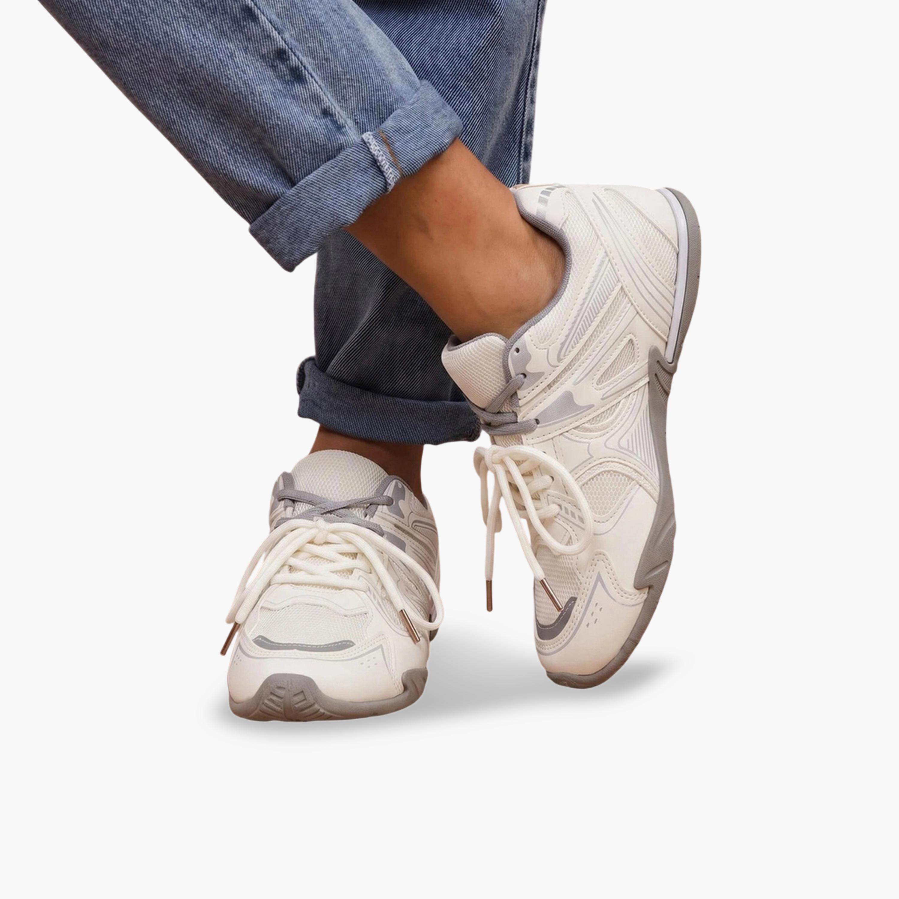 حذاء سنيكرز بنعل مُتباين ورباط غلق-women-shoes-sneakers-image-2