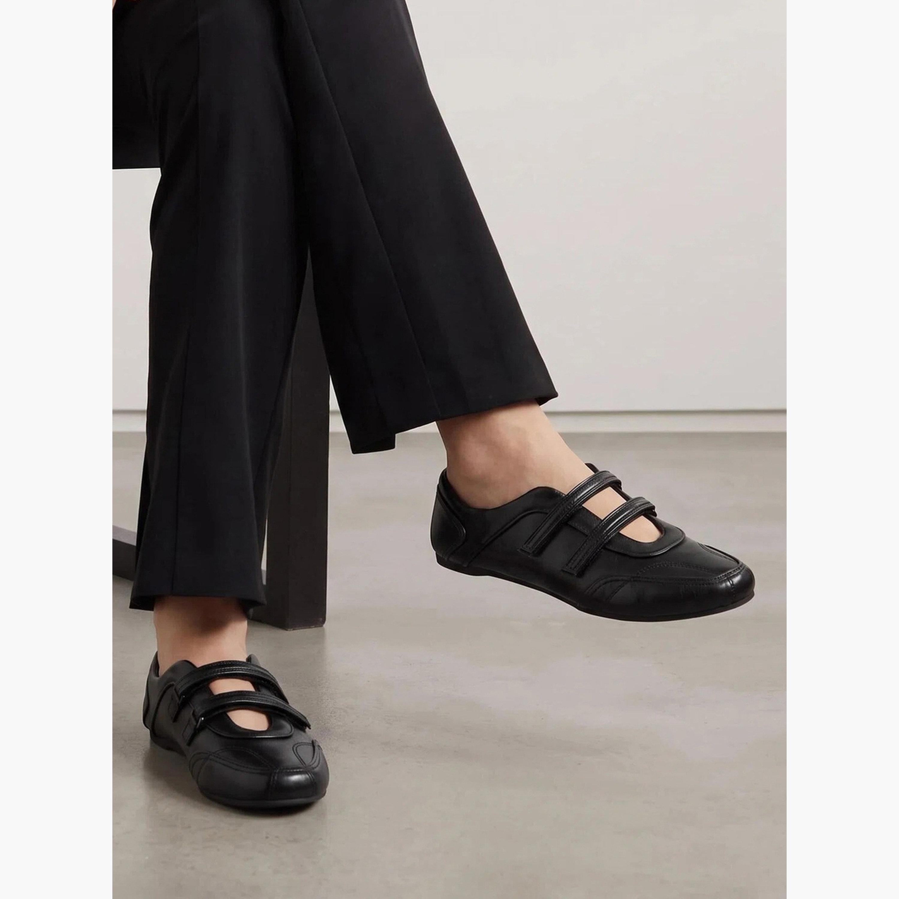 حذاء سنيكرز سادة بمقدمة دائرية وشريط فيلكرو-women-shoes-sneakers-image-2