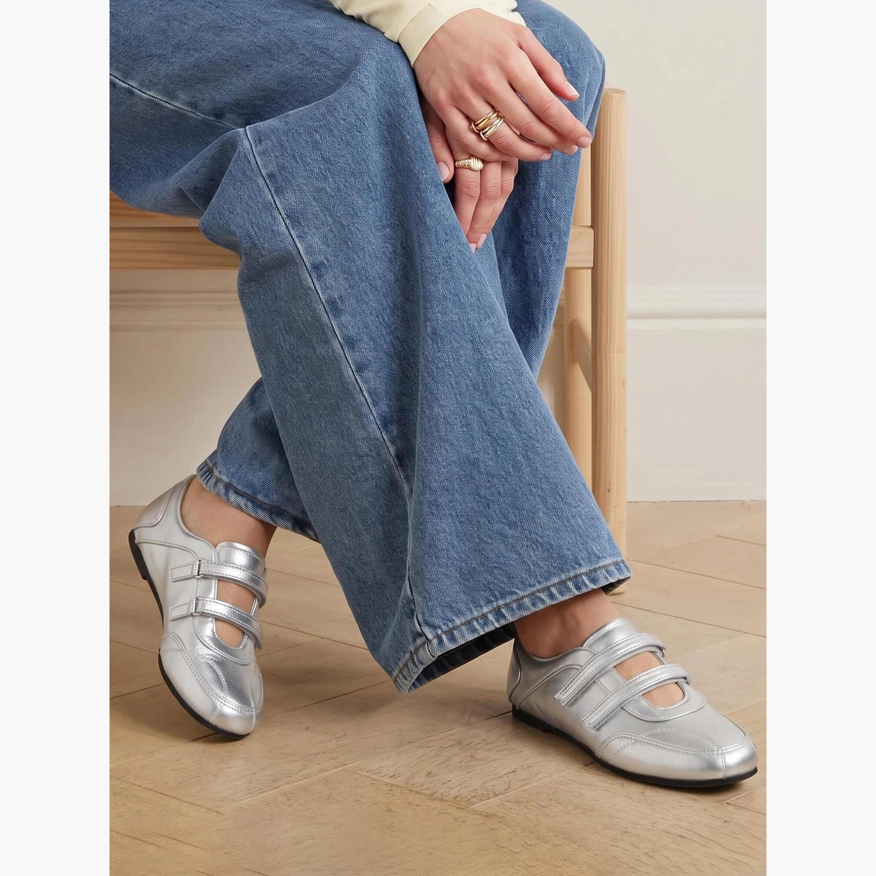 حذاء سنيكرز سادة بمقدمة دائرية وشريط فيلكرو-women-shoes-sneakers-image-2
