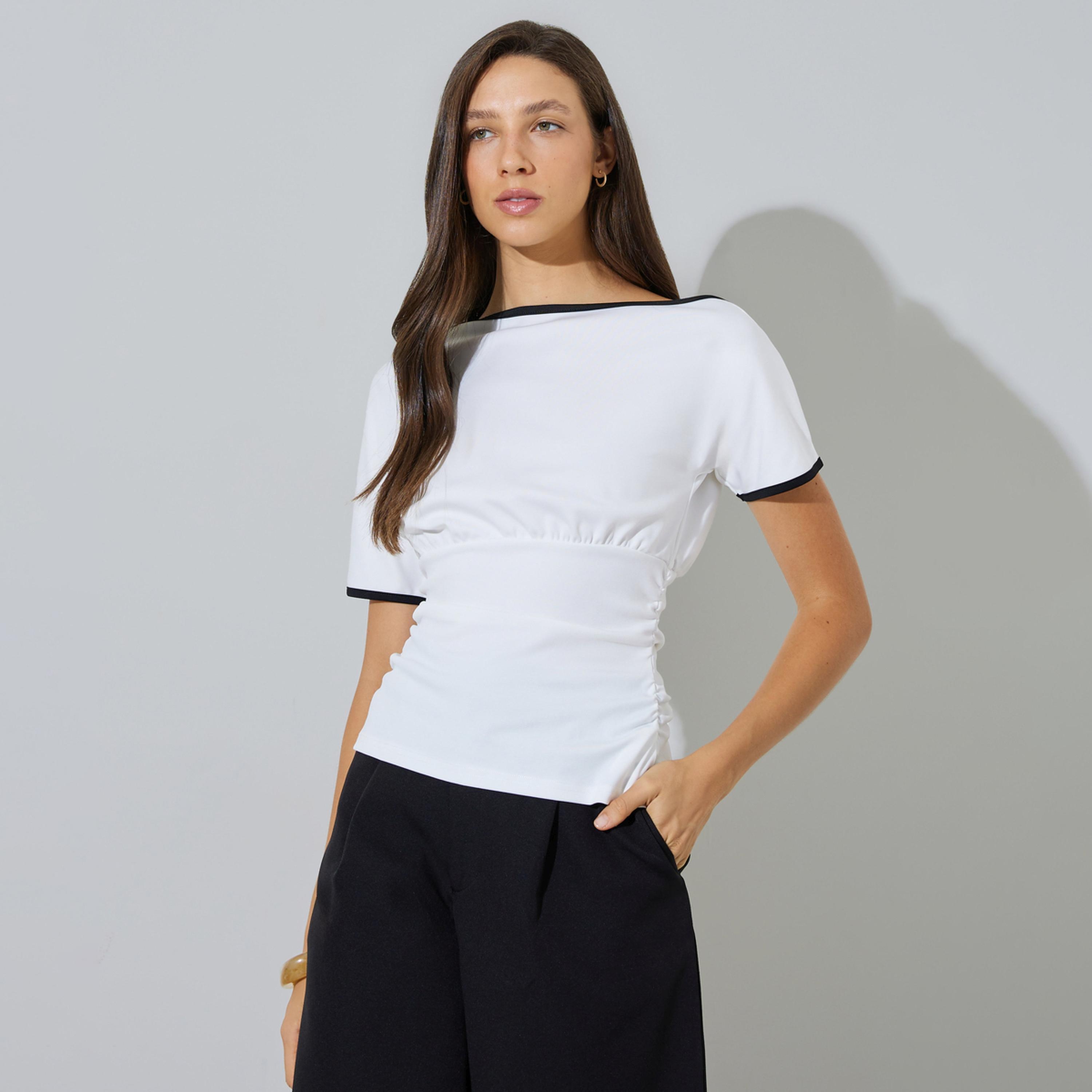 بلوزة محبوكة بأكمام قصيرة وتفاصيل مُتباينة-women-clothing-shirtsandblouses-blouses-image-1