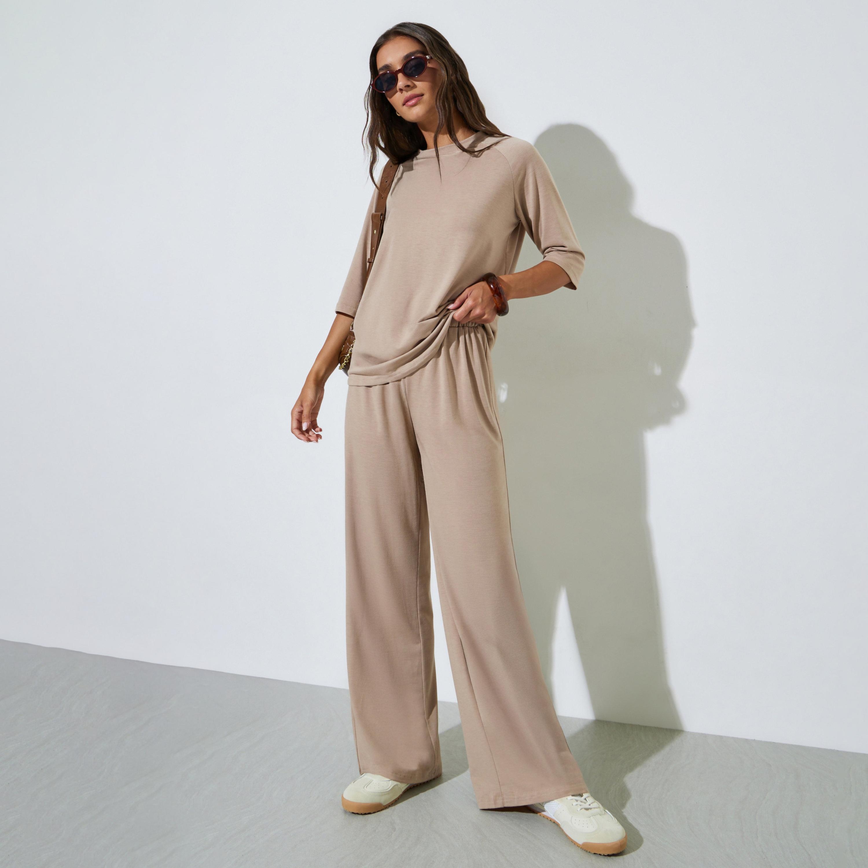 طقم من بنطال بأرجل واسعة وتيشيرت واسع بلون سادة لون بني-women-clothing-coordsets-image-1