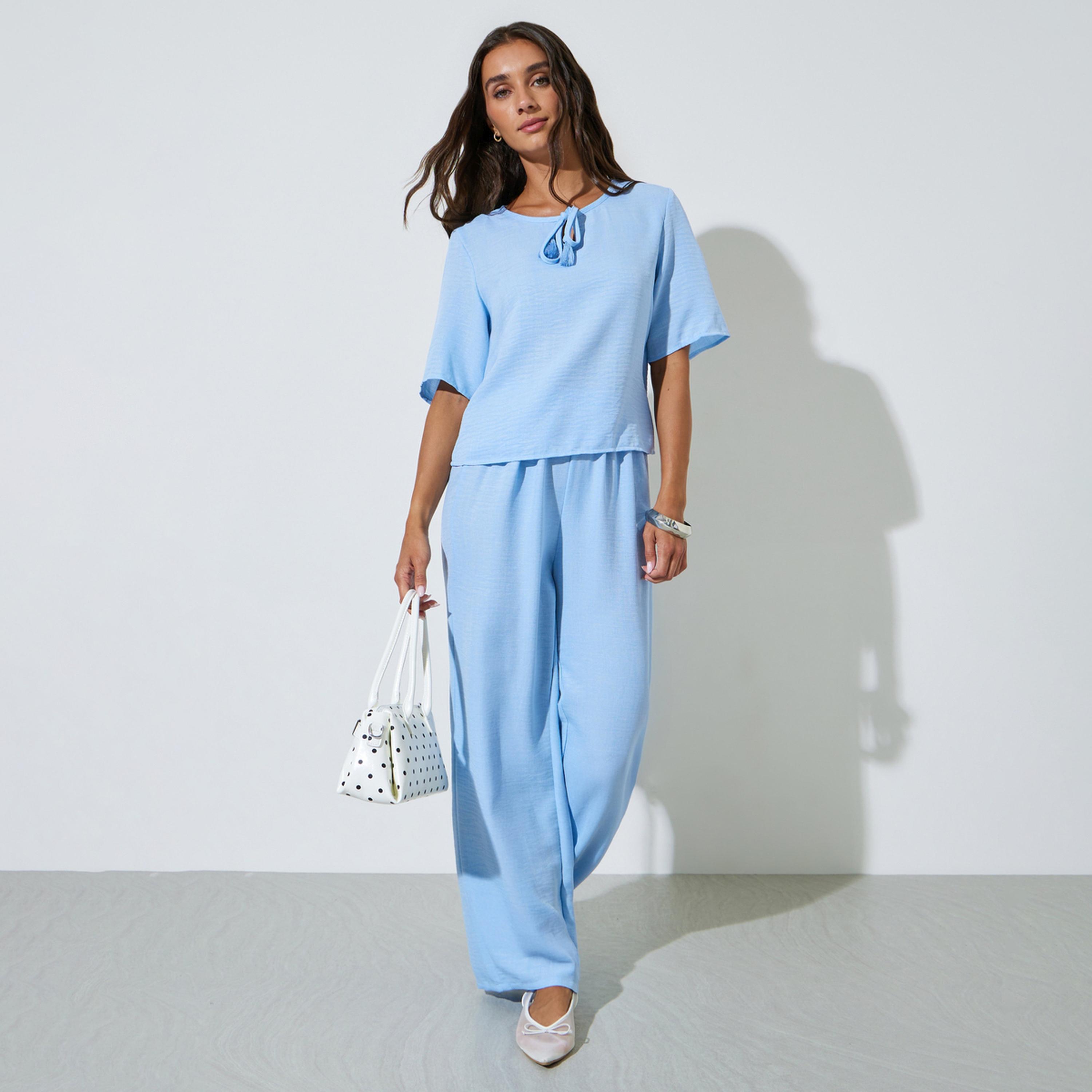 طقم منسق من بنطال بأرجل واسعة وبلوزة برباط عنق بلون سادة لون أزرق-women-clothing-coordsets-image-1
