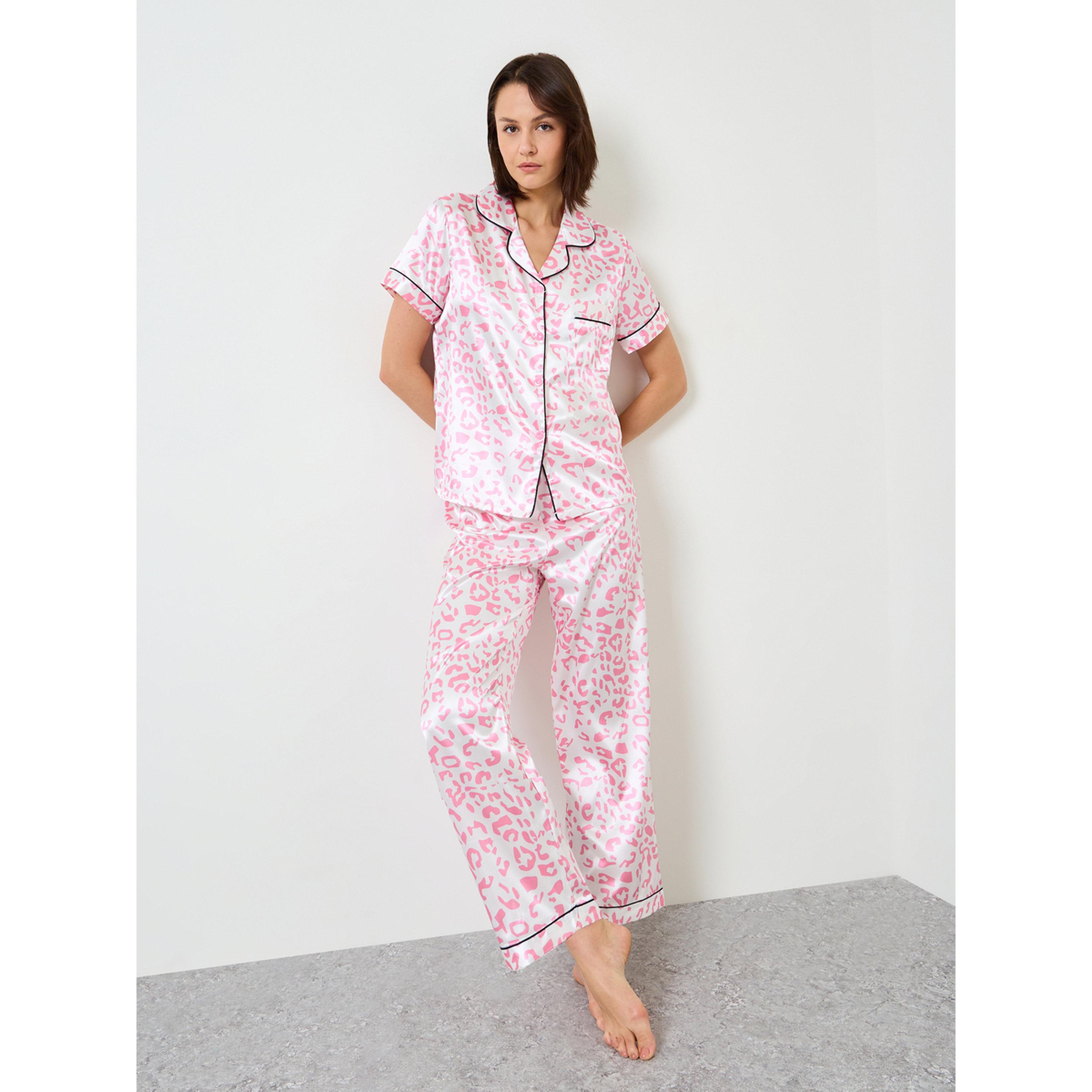 تيك تو - بيجاما من الساتان نقشة جلد النمر الوردي قميص بأكمام قصيرة وبنطال  مستقيم-women-clothing-nightwear-pyjamas-longsets-image-1