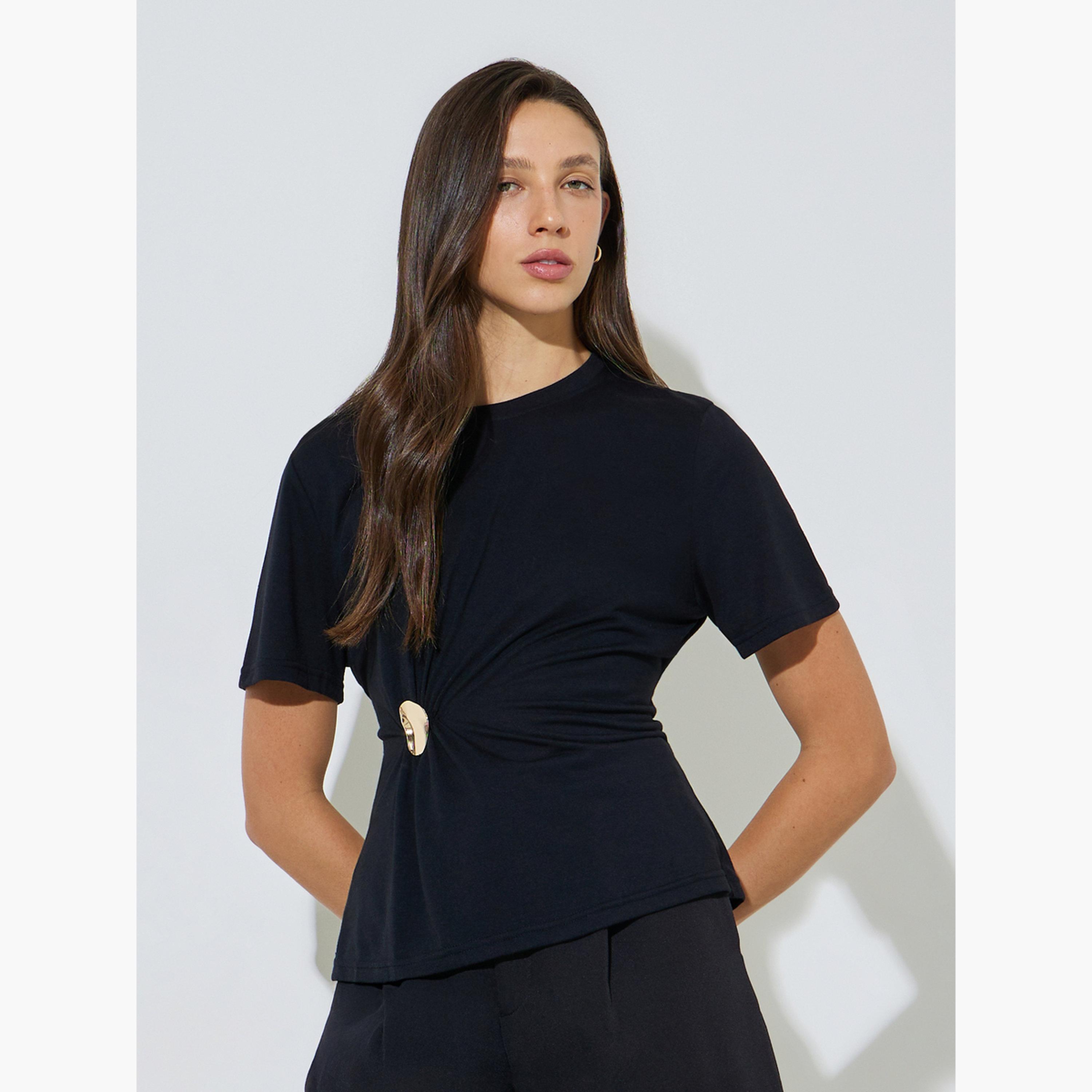 ستايلي - تيشيرت أسود برقبة دائرية مزين ببروش-women-clothing-shirtsandblouses-blouses-image-1