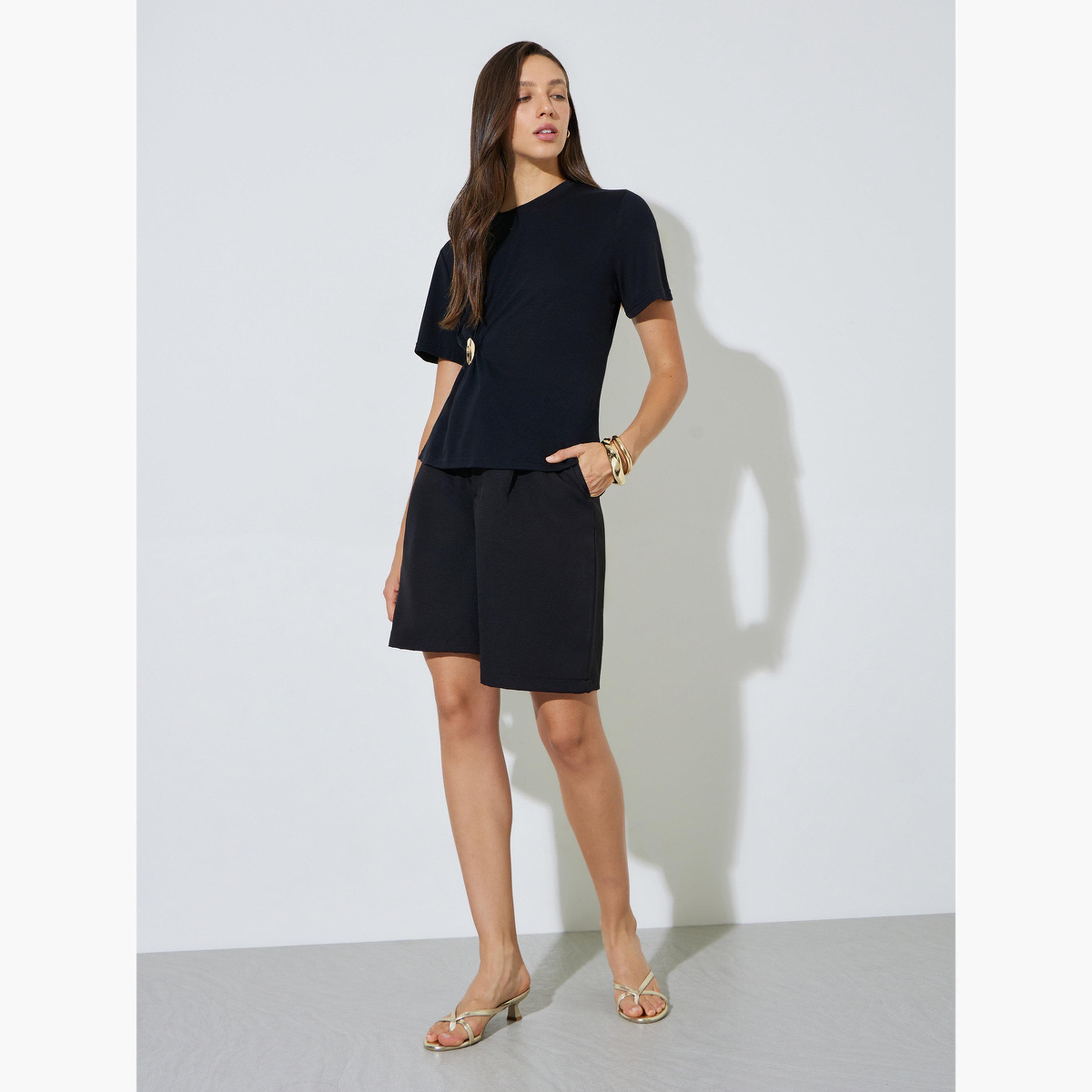 ستايلي - تيشيرت أسود برقبة دائرية مزين ببروش-women-clothing-shirtsandblouses-blouses-image-2