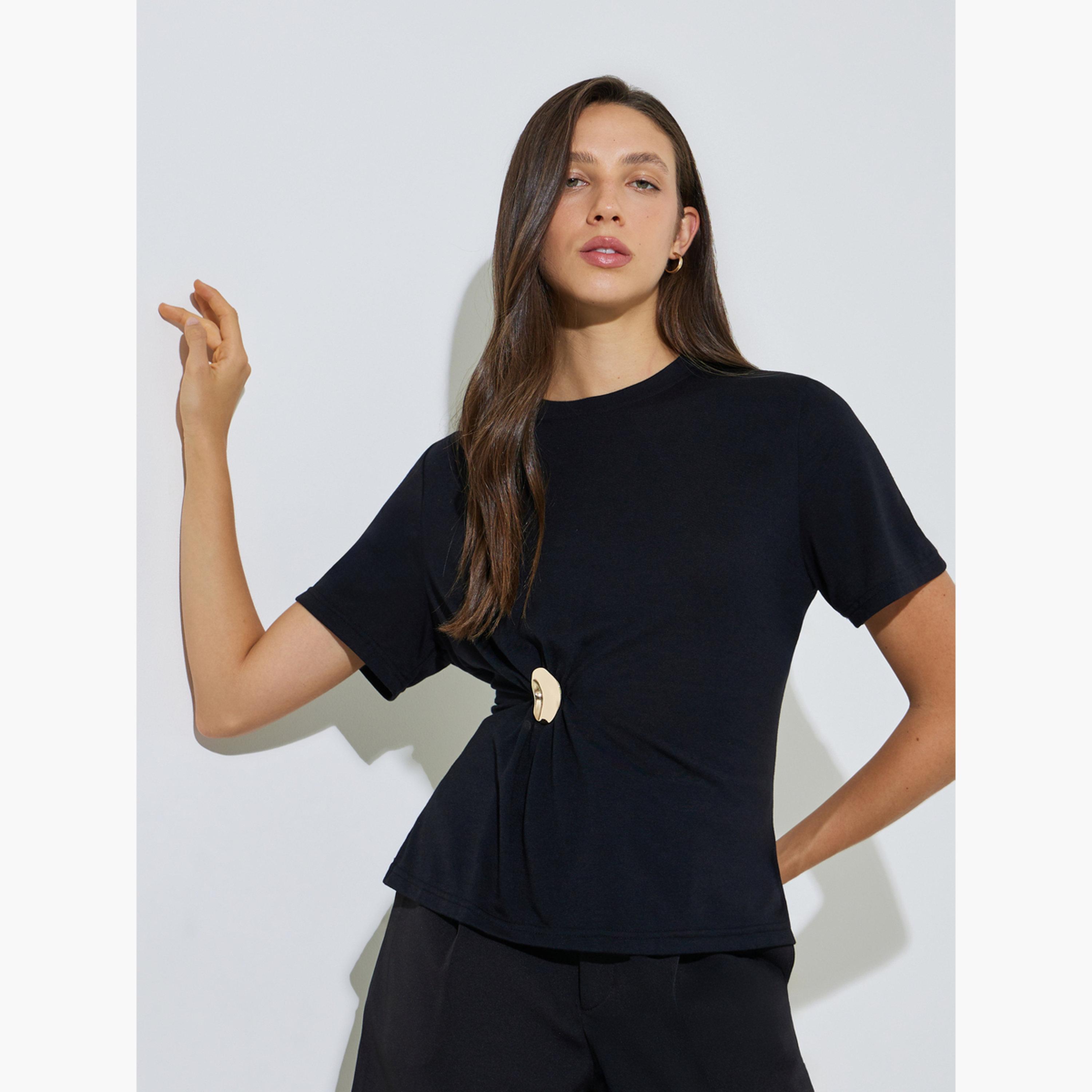 ستايلي - تيشيرت أسود برقبة دائرية مزين ببروش-women-clothing-shirtsandblouses-blouses-image-3