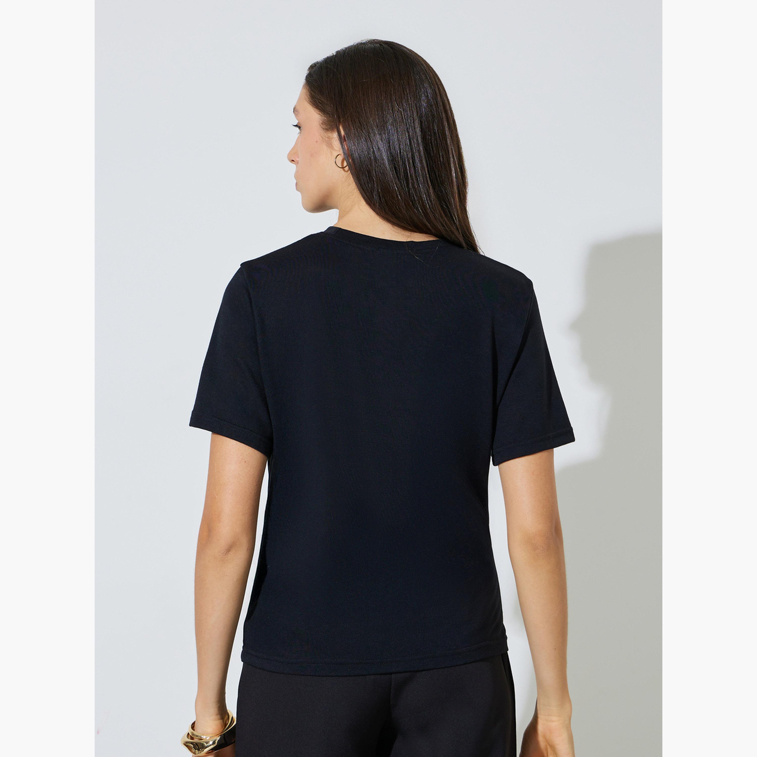 ستايلي - تيشيرت أسود برقبة دائرية مزين ببروش-women-clothing-shirtsandblouses-blouses-image-4