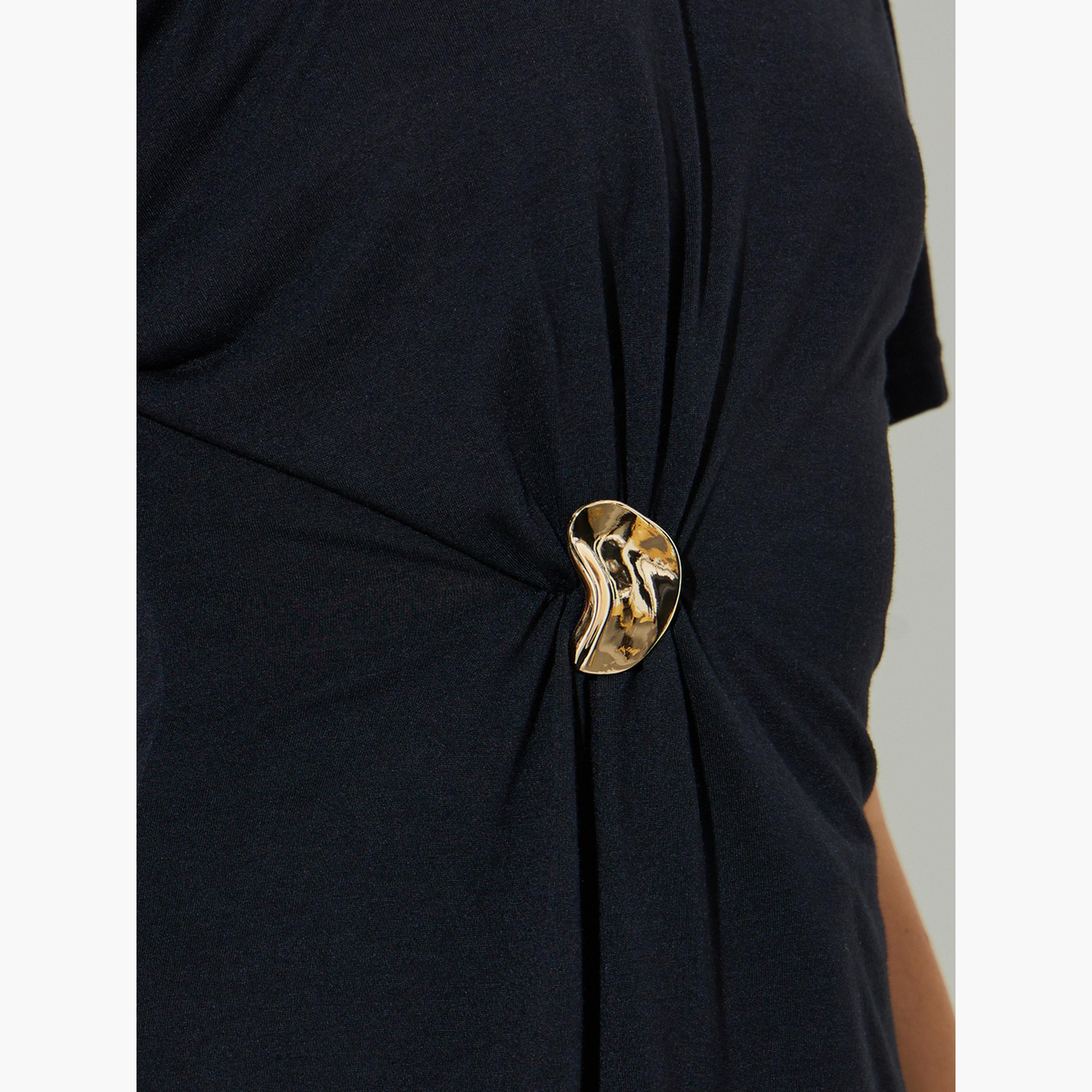 ستايلي - تيشيرت أسود برقبة دائرية مزين ببروش-women-clothing-shirtsandblouses-blouses-image-5