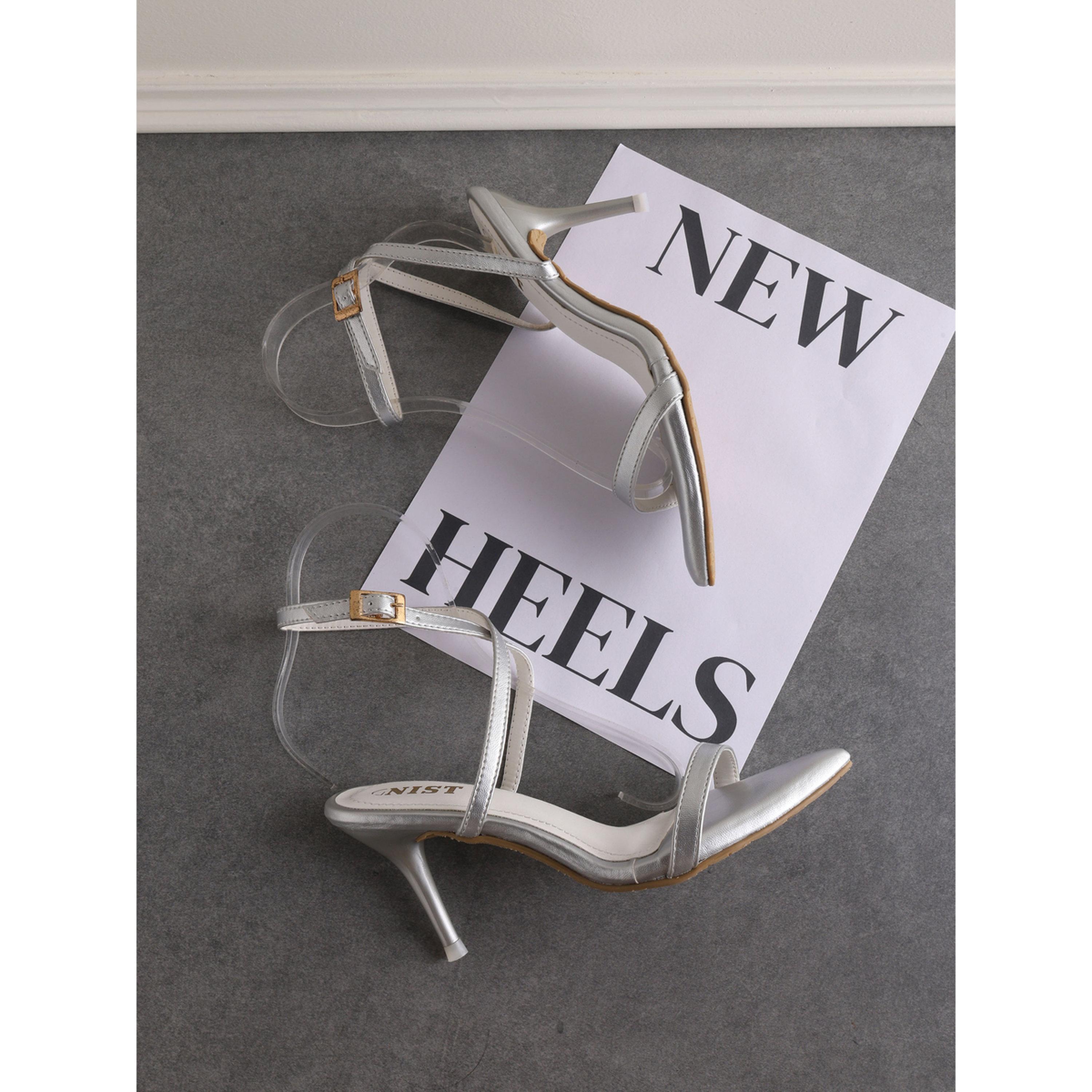 صندل بكعب متوسط وحزام كاحل باللون الفضي-women-shoes-sandals-heeled-image-5