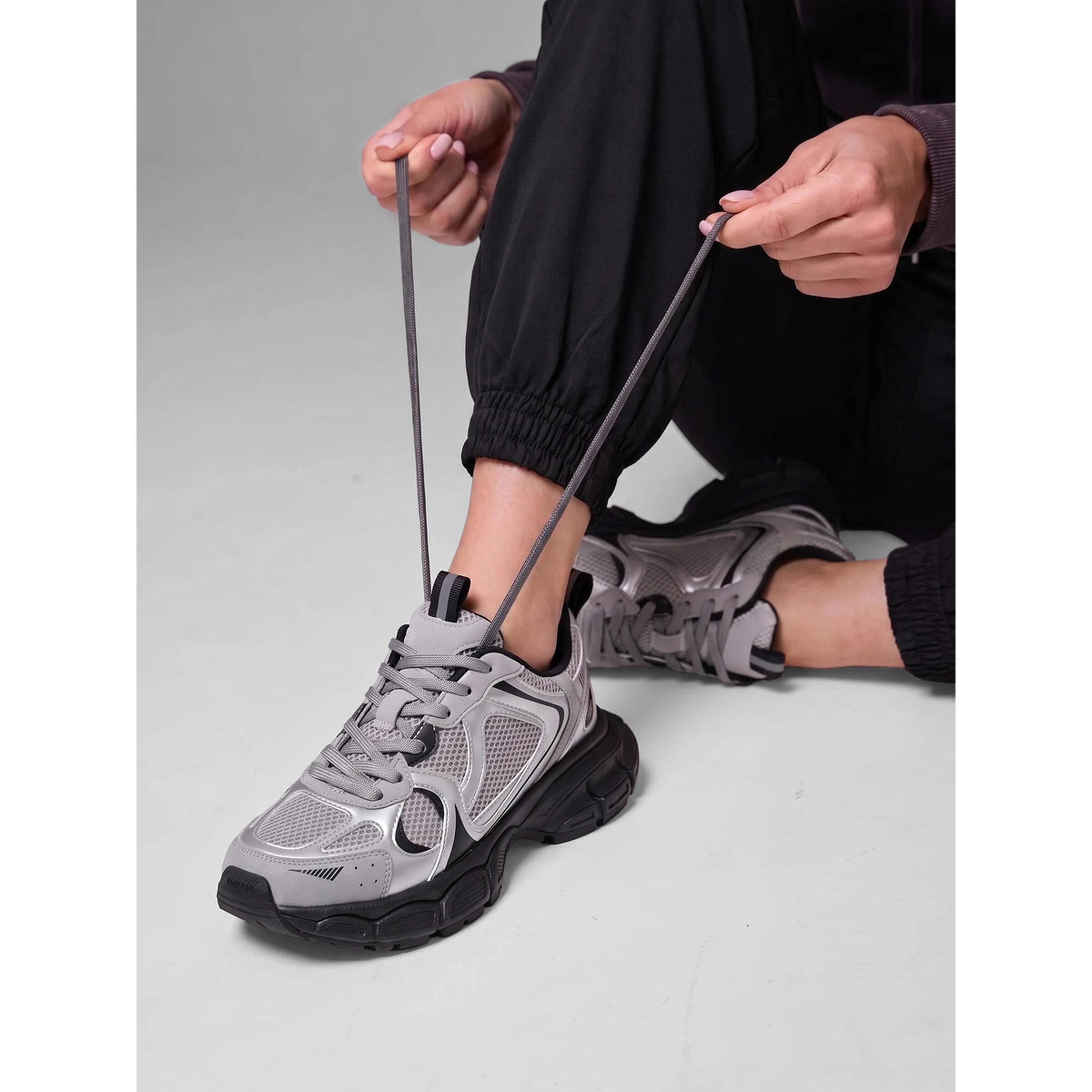 حذاء سنيكرز كلاسيك بصبغة ميتاليك ونعل سميك-women-shoes-sneakers-image-2