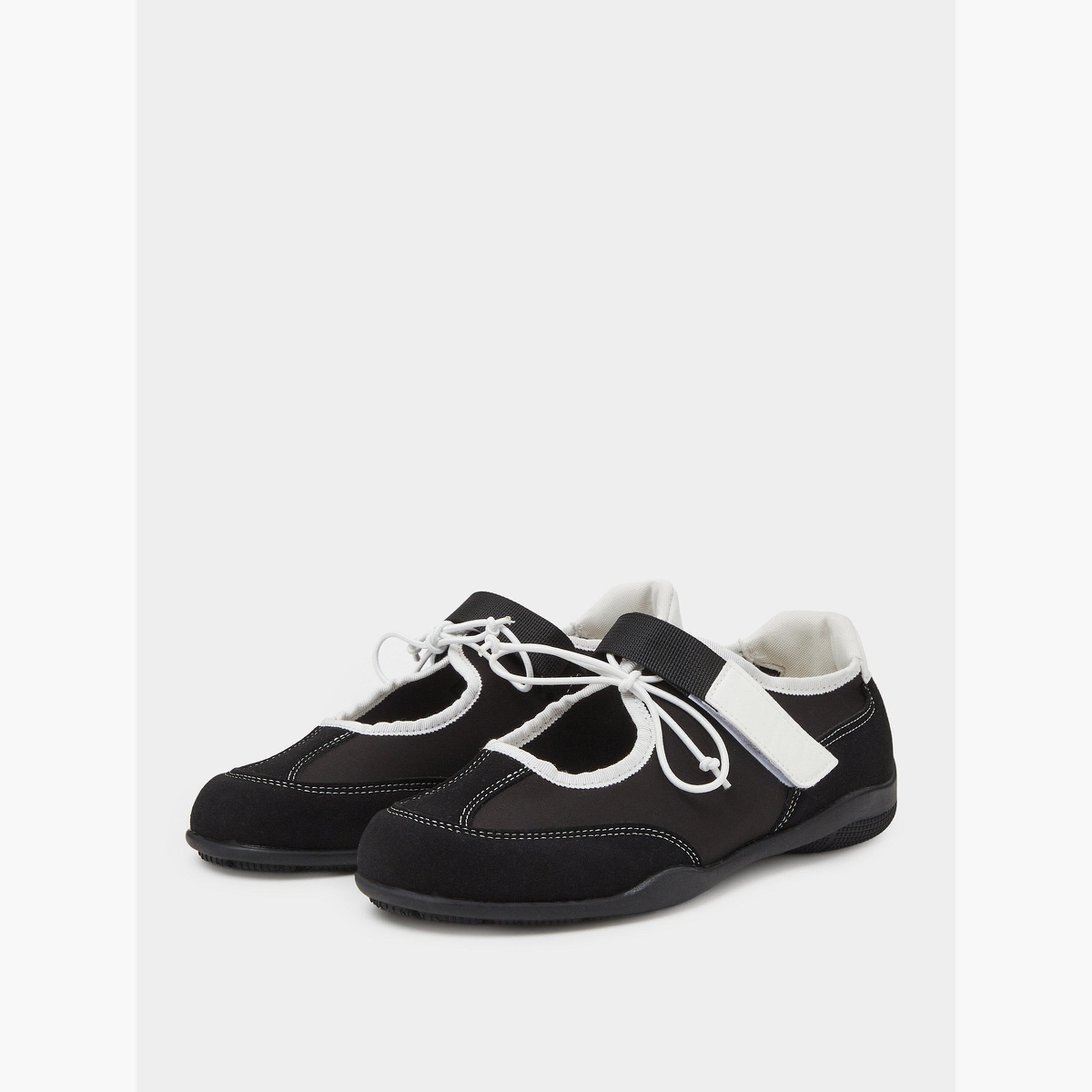 حذاء سنيكرز ماري جين بتفاصيل مُتباينة-women-shoes-sneakers-image-1