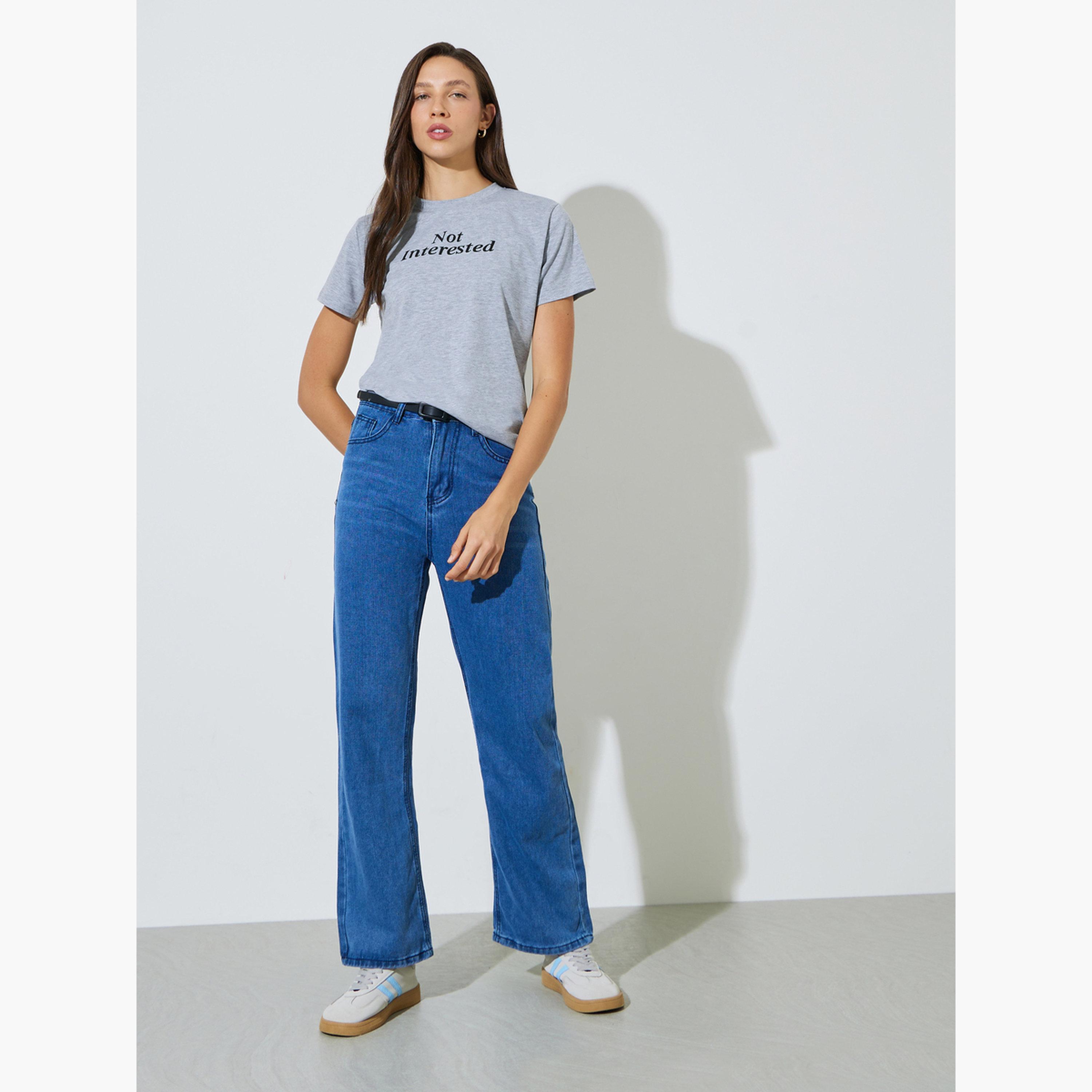 ستايلي - تيشيرت رمادي اللون برقبة دائرية مطبوع عليه شعار-women-clothing-tshirts-image-2