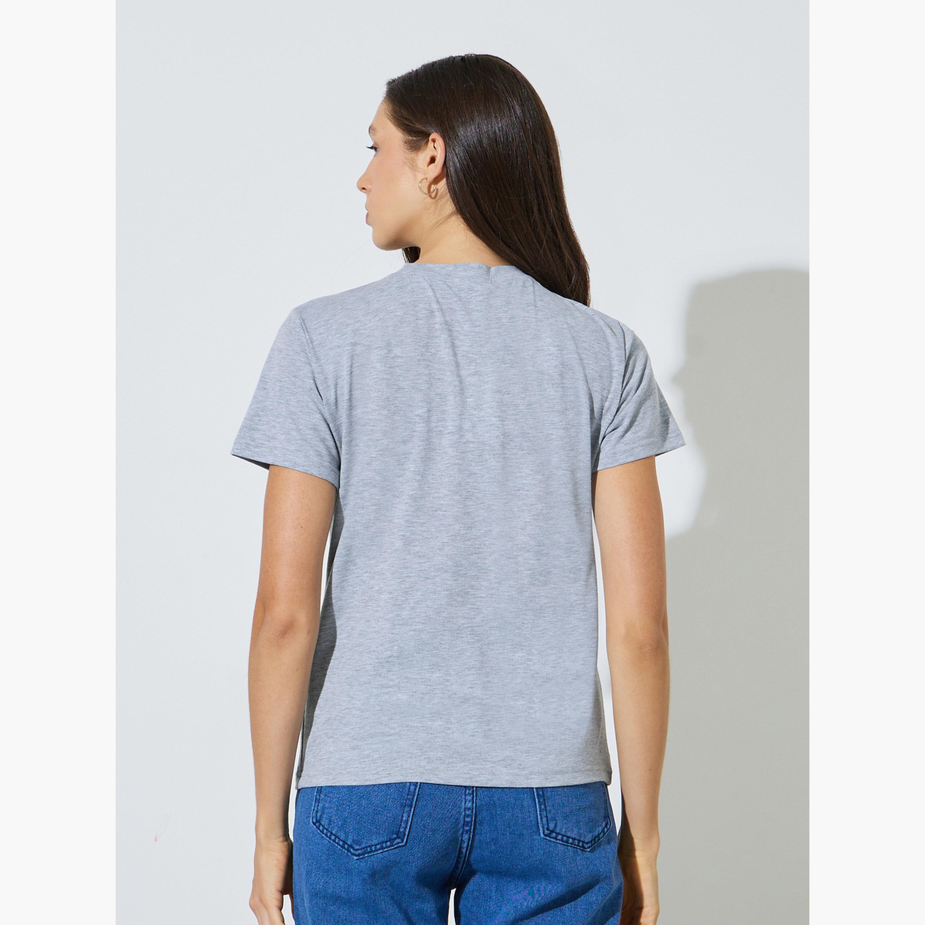 ستايلي - تيشيرت رمادي اللون برقبة دائرية مطبوع عليه شعار-women-clothing-tshirts-image-3