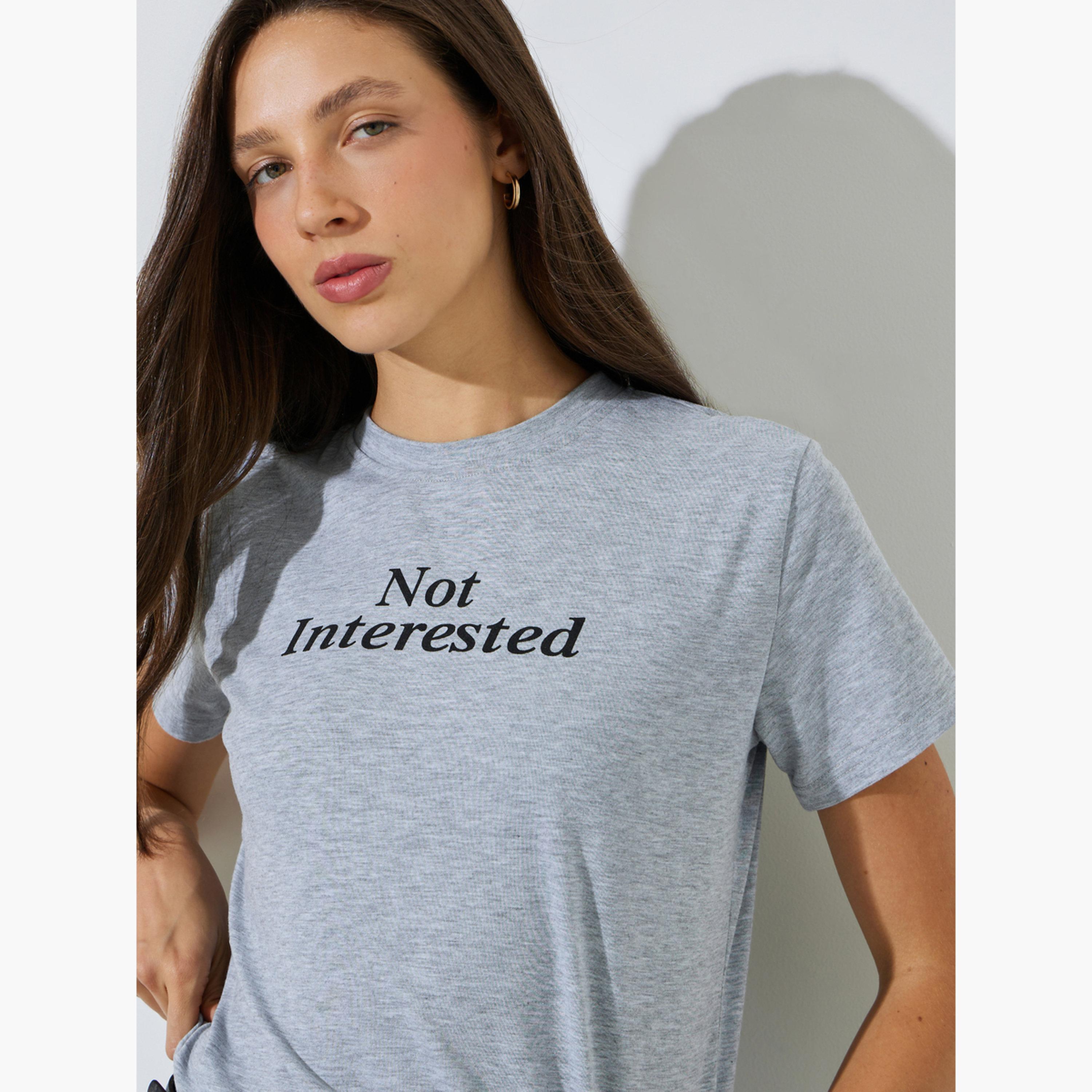 ستايلي - تيشيرت رمادي اللون برقبة دائرية مطبوع عليه شعار-women-clothing-tshirts-image-5
