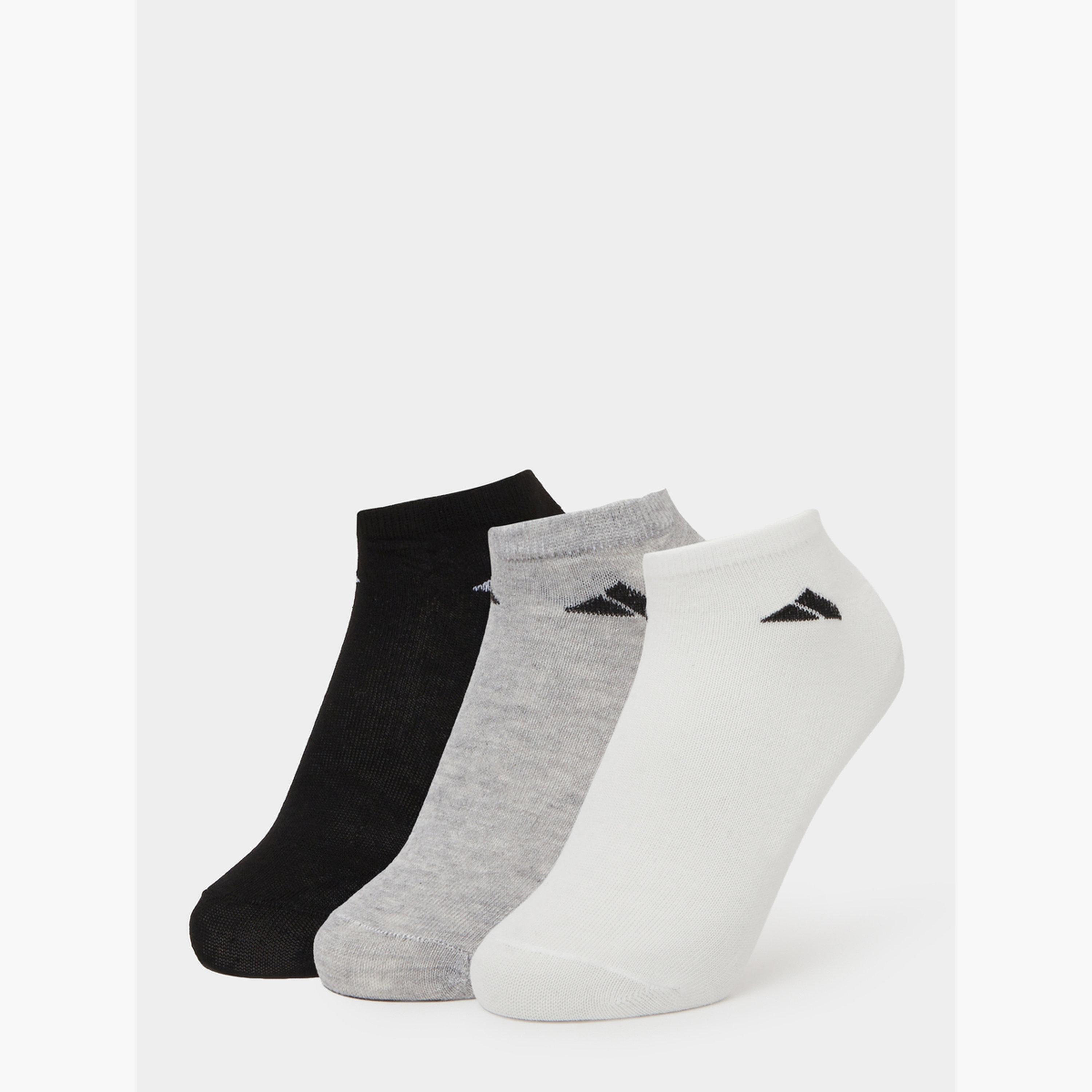 طقم من 3 جوارب بطول الكاحل بتفاصيل متباينة-men-socks-image-1