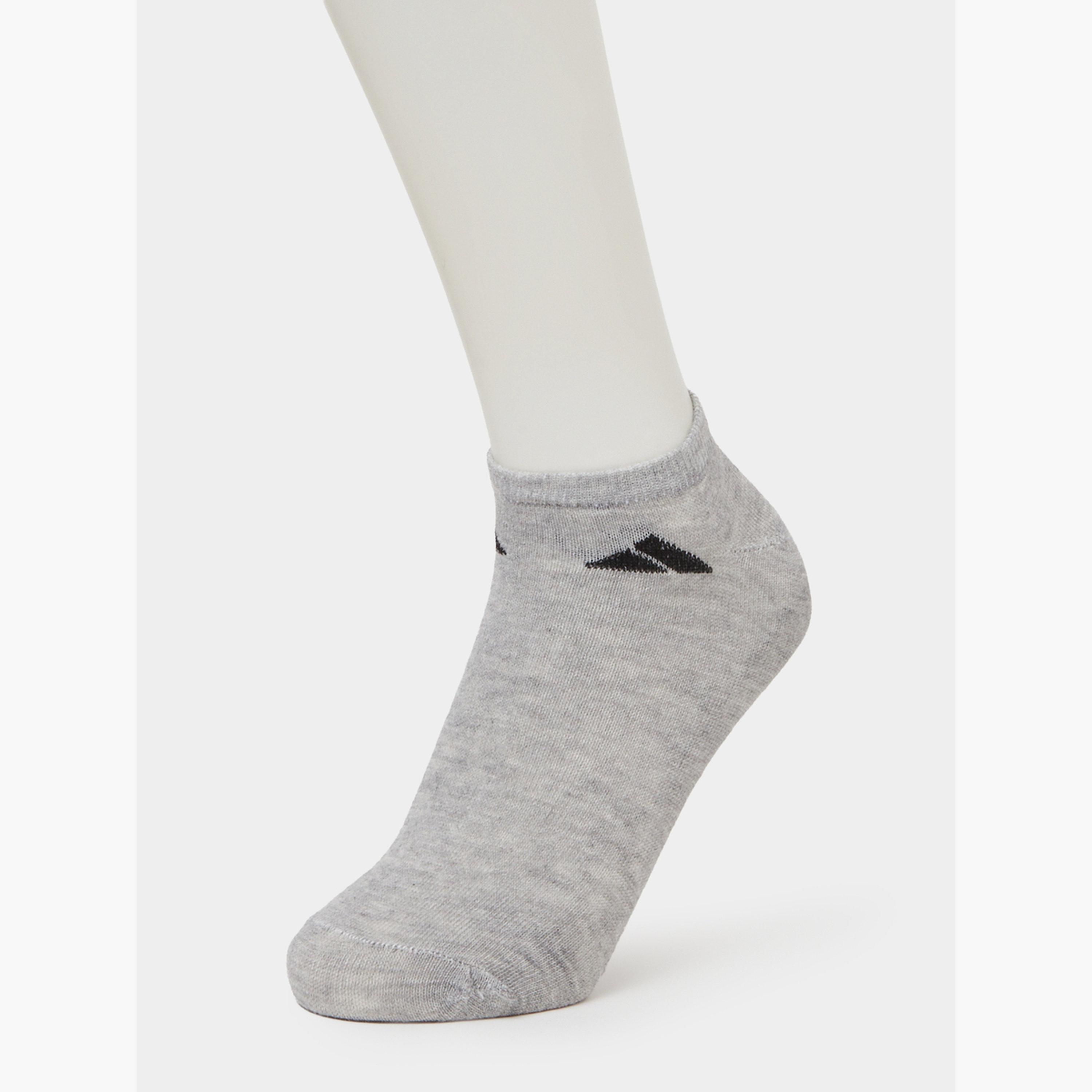 طقم من 3 جوارب بطول الكاحل بتفاصيل متباينة-men-socks-image-2