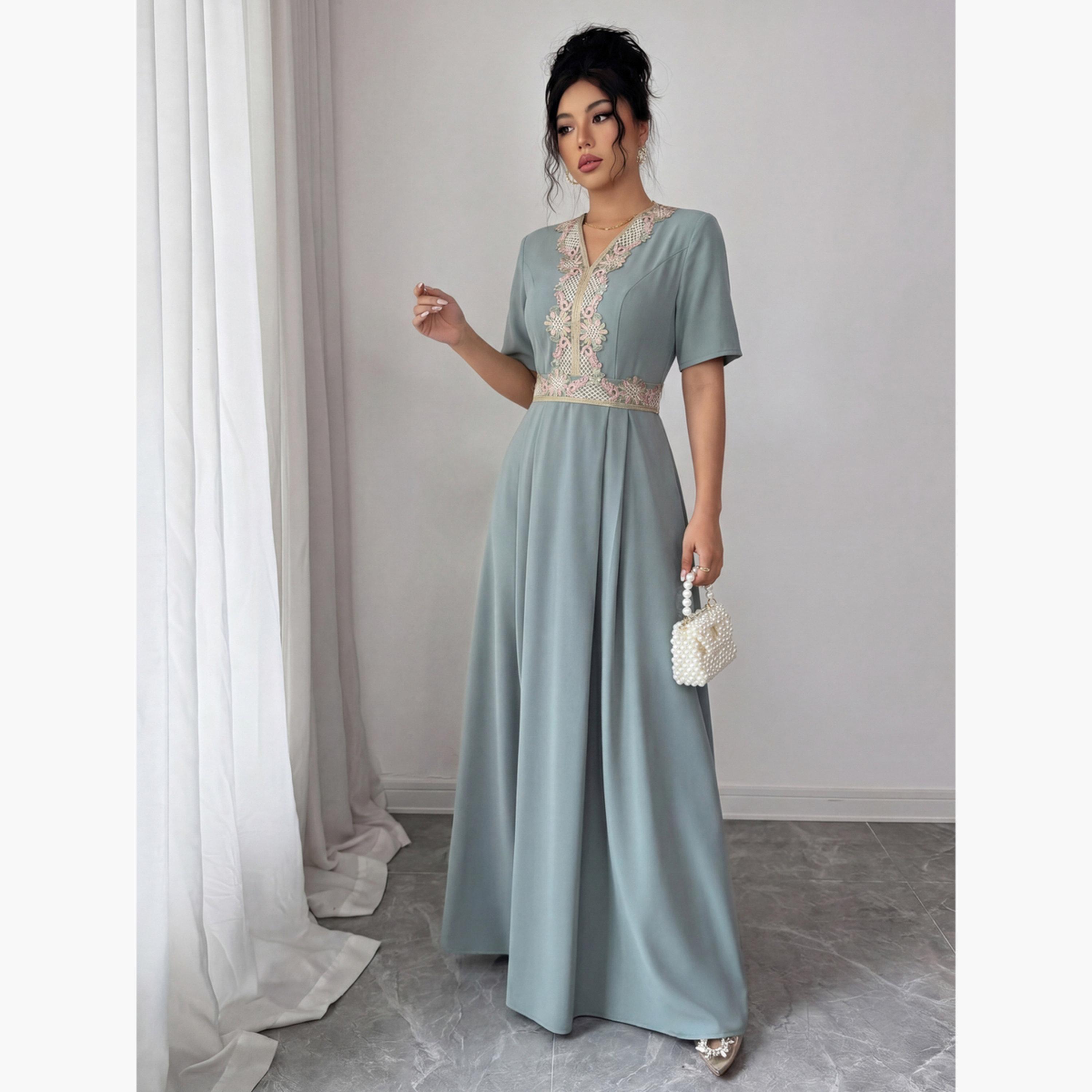 تيك تو - فستان ماكسي تصميم A مزين برقعة دانتيل خضراء-women-clothing-dresses-image-1
