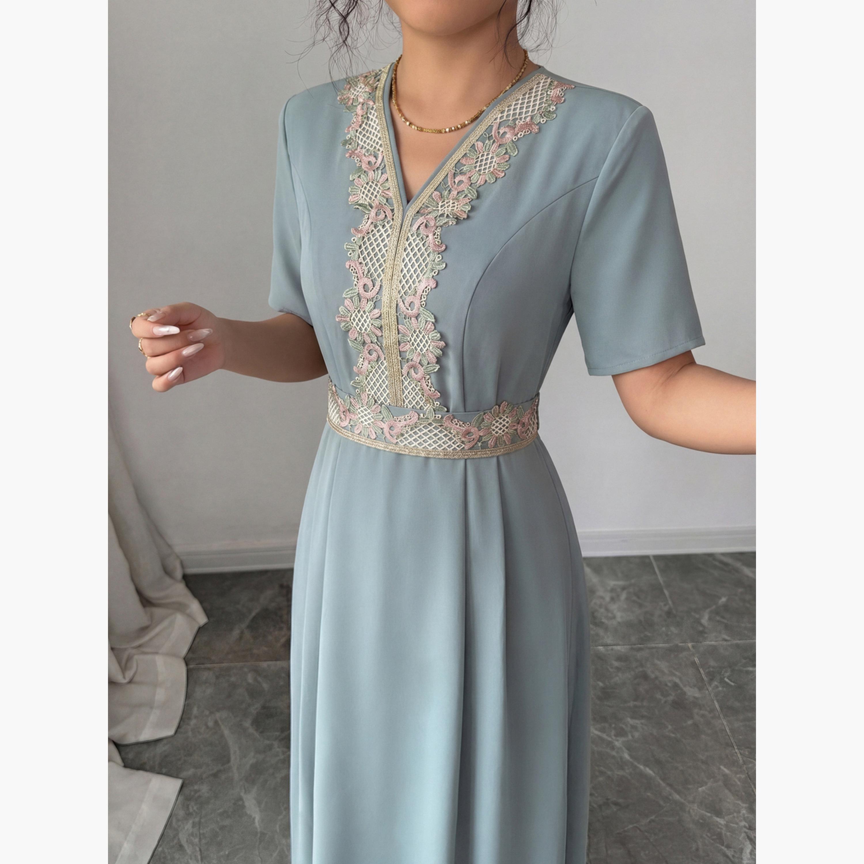 تيك تو - فستان ماكسي تصميم A مزين برقعة دانتيل خضراء-women-clothing-dresses-image-3