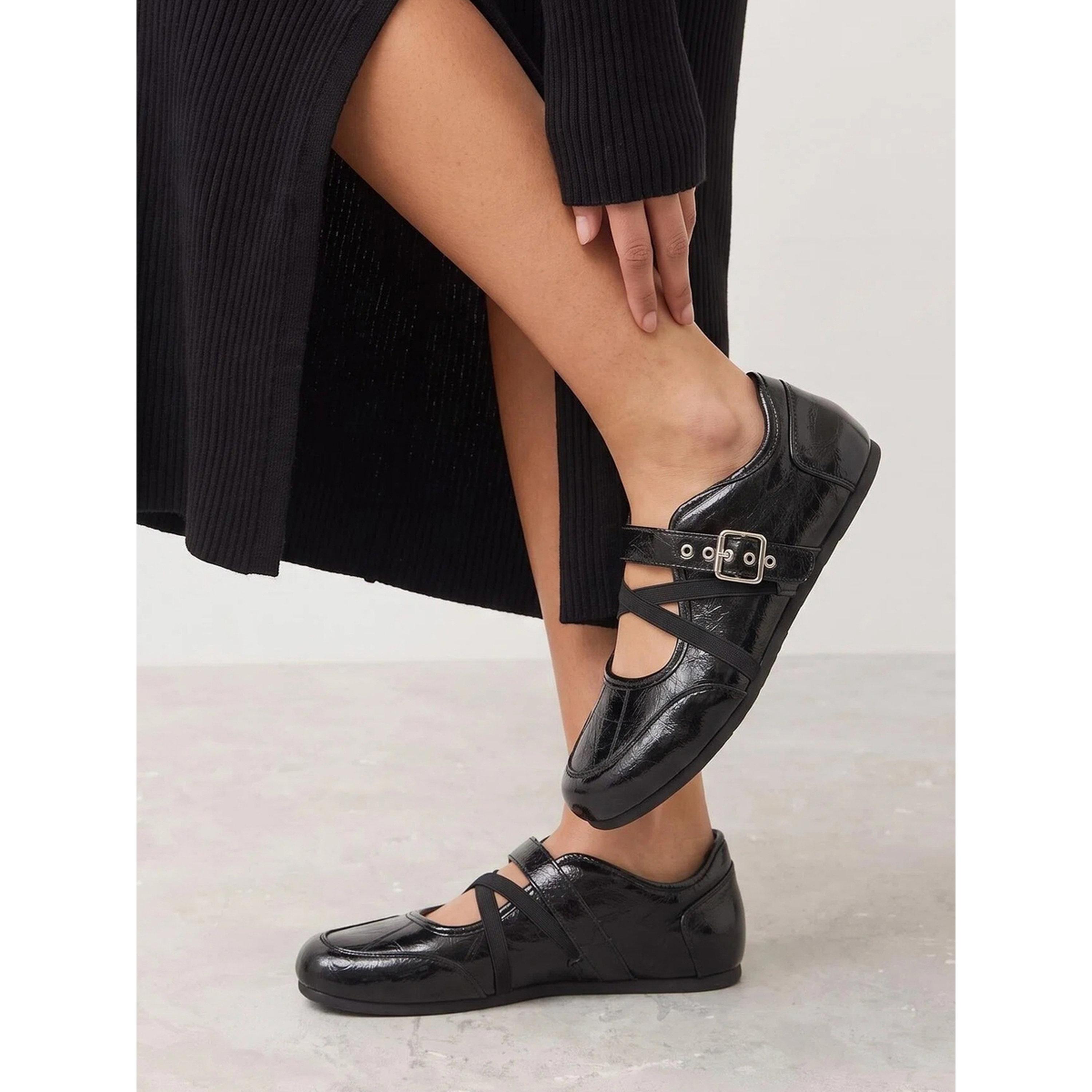 حذاء باليرينا مسطح من الجلد اللامع بتفاصيل إبزيم وسيور متقاطعة-women-shoes-ballerinas-image-2