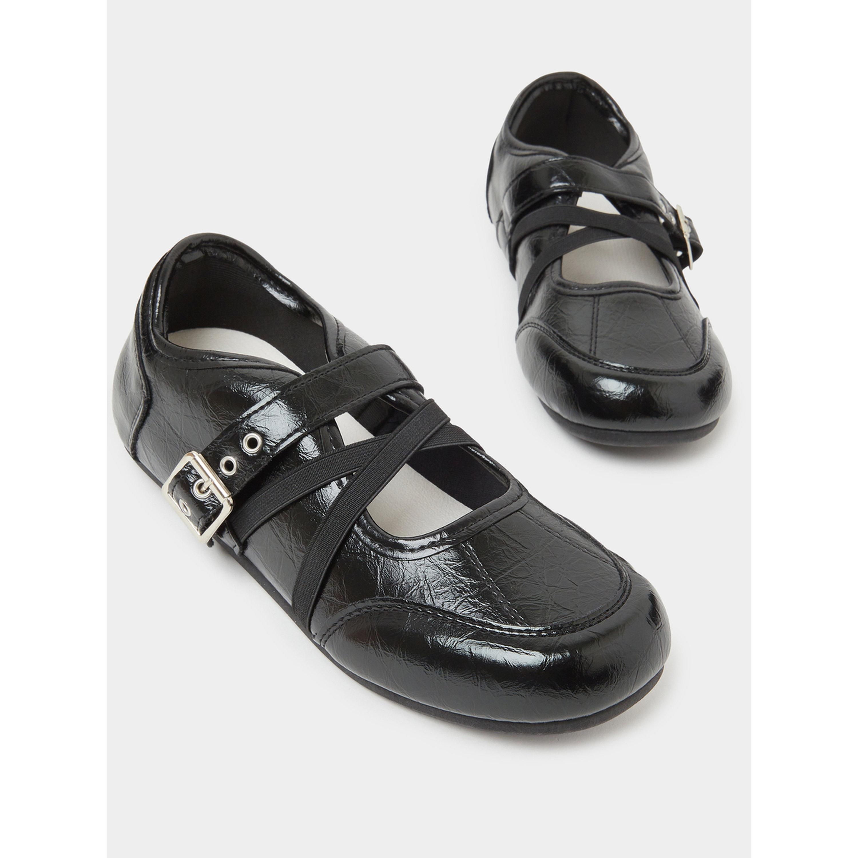 حذاء باليرينا مسطح من الجلد اللامع بتفاصيل إبزيم وسيور متقاطعة-women-shoes-ballerinas-image-5