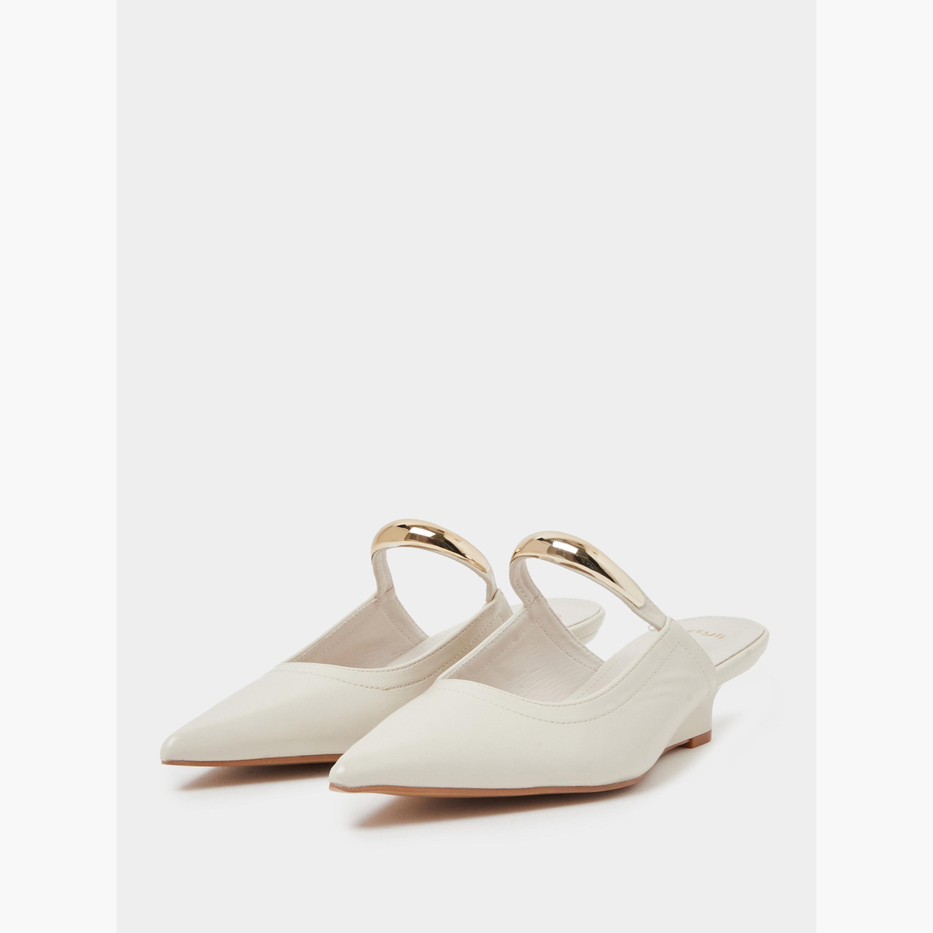 حذاء ميولز بمقدمة مدببة وشريط معدني-women-shoes-heels-image-1