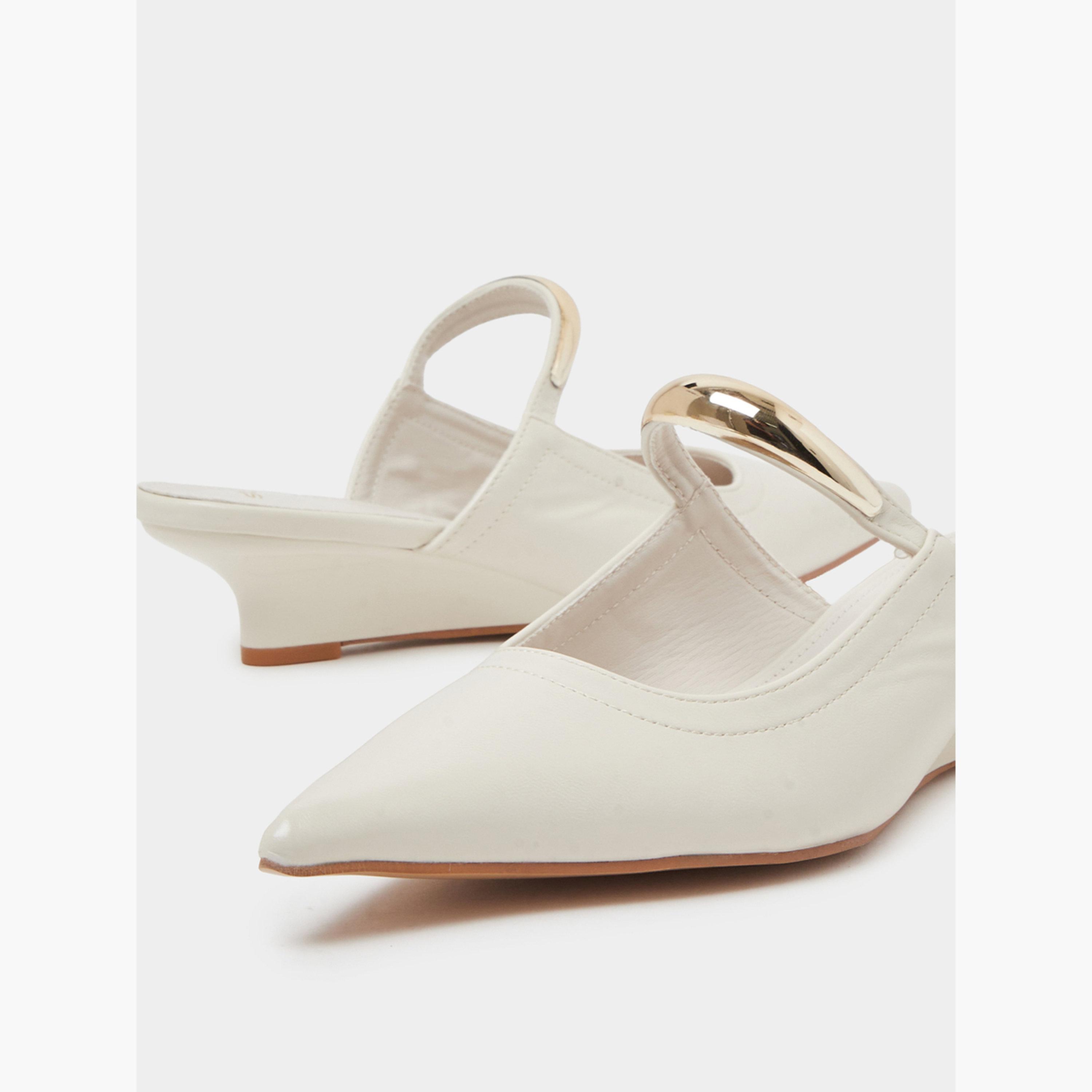 حذاء ميولز بمقدمة مدببة وشريط معدني-women-shoes-heels-image-5