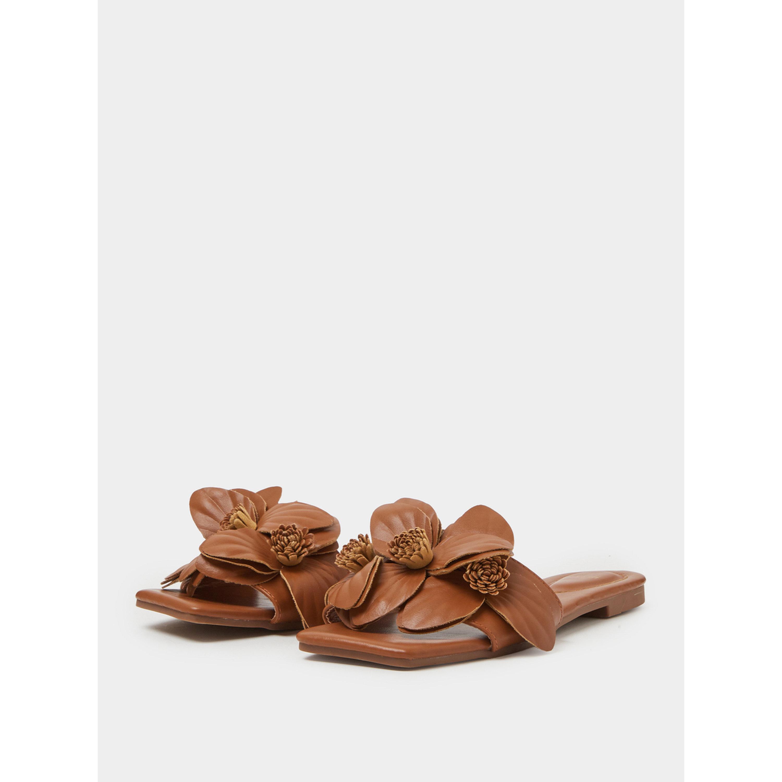 حذاء سلايد بتفاصيل أزهار لون تان-women-shoes-sandals-flats-image-1