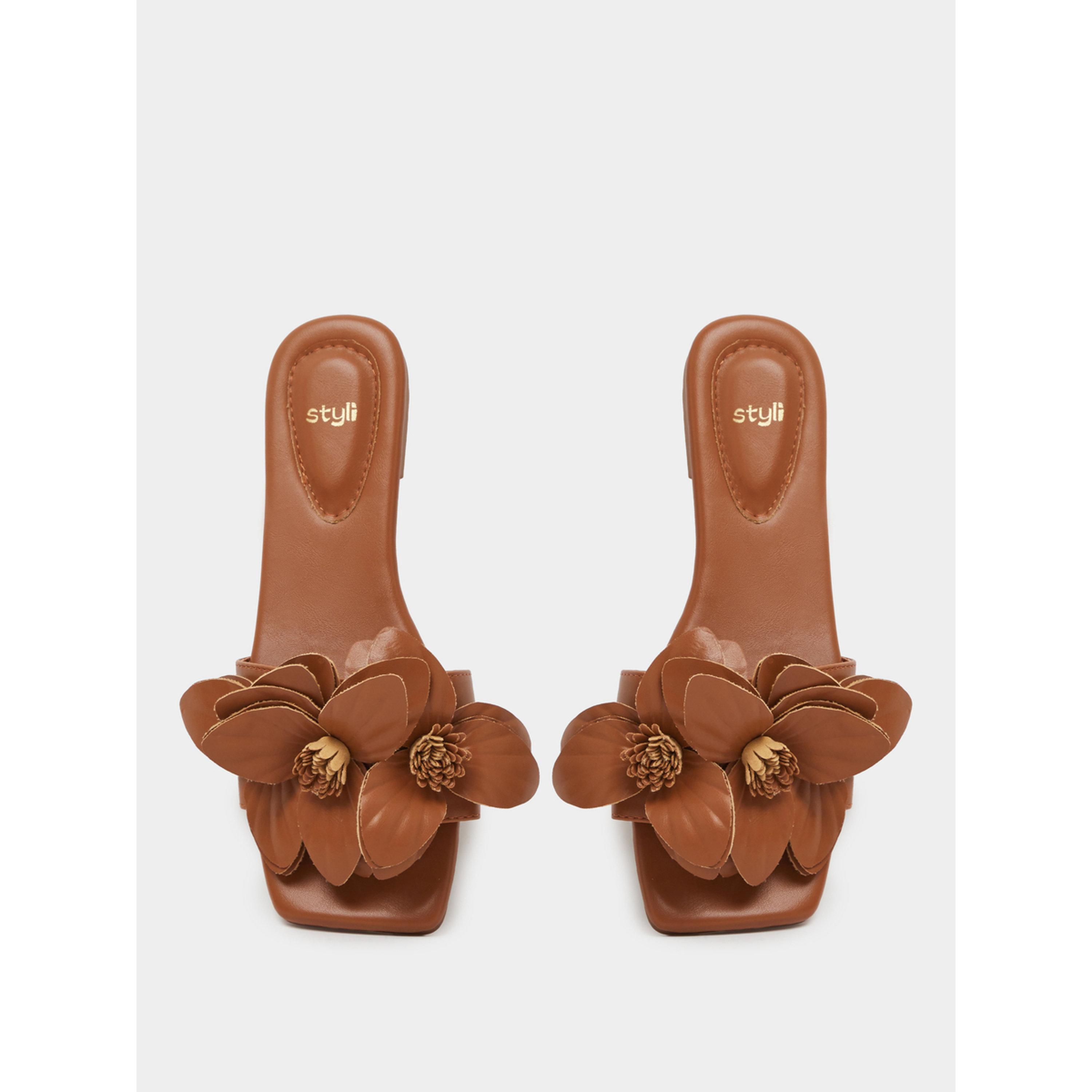 حذاء سلايد بتفاصيل أزهار لون تان-women-shoes-sandals-flats-image-3