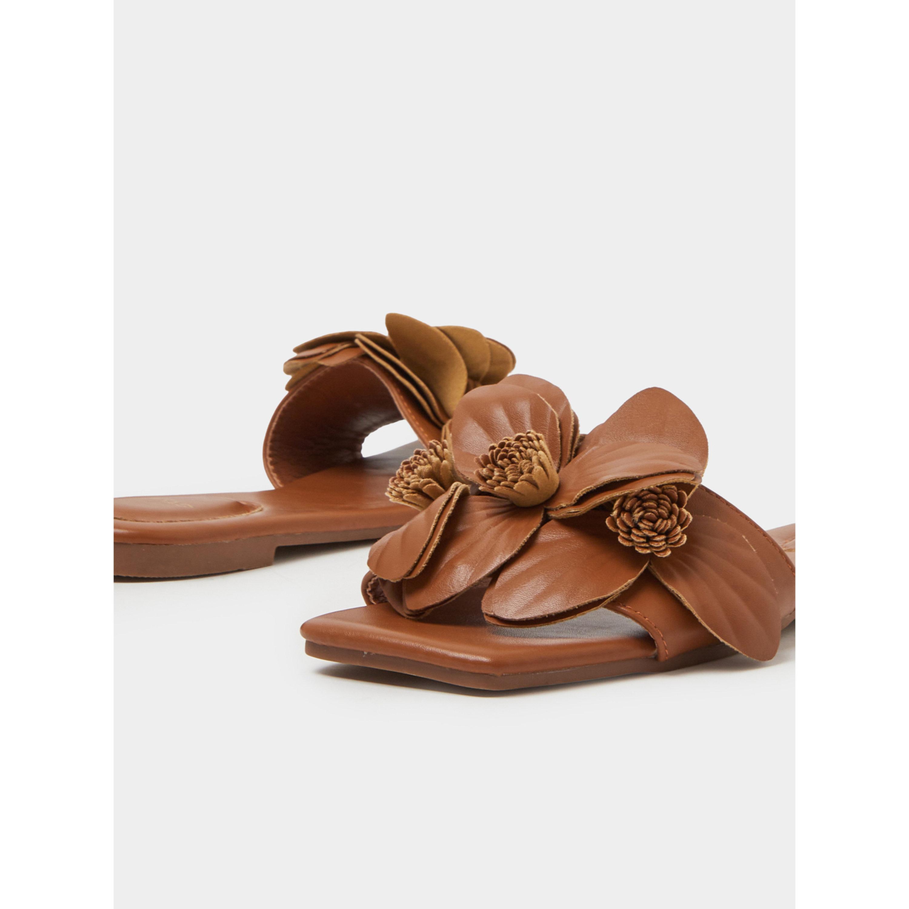 حذاء سلايد بتفاصيل أزهار لون تان-women-shoes-sandals-flats-image-4